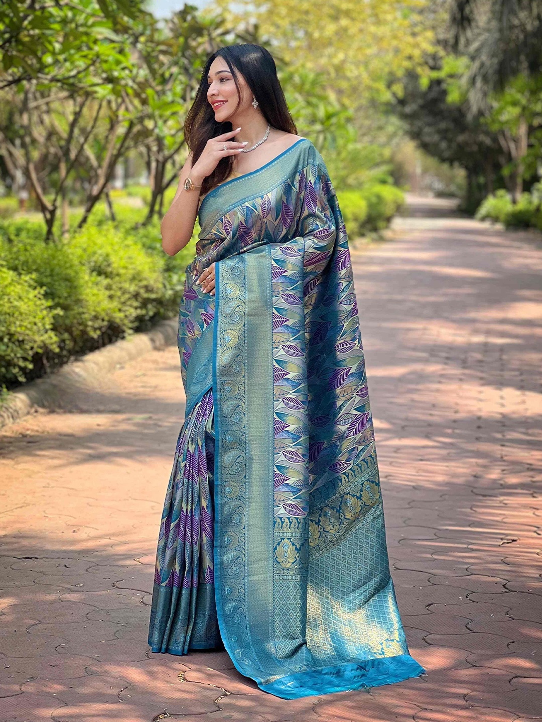 

DEVATITHI Woven Design Floral Zari Saree, Blue