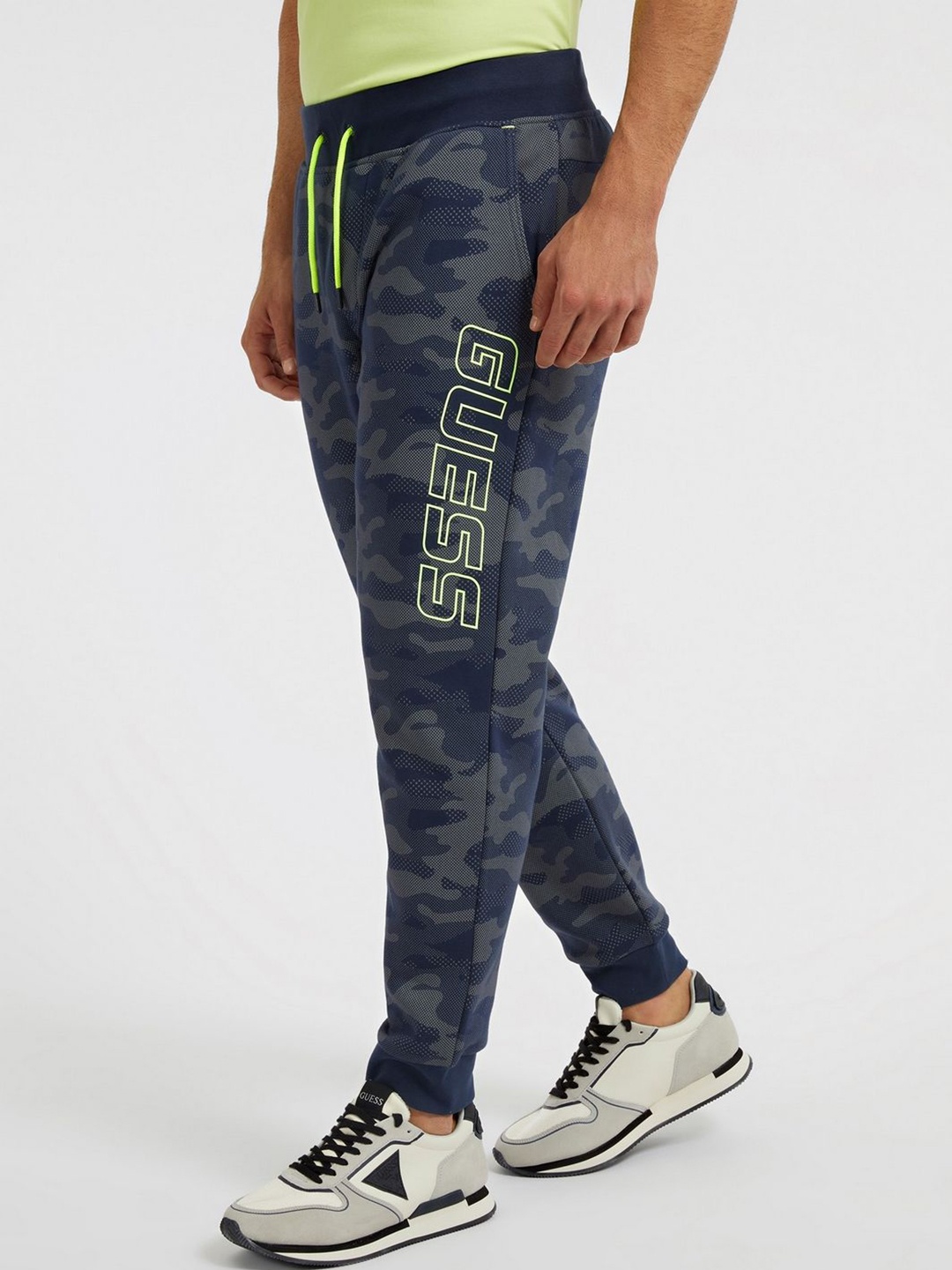 

GUESS Men Printed Relaxed-Fit Mid-Rise Joggers, Blue