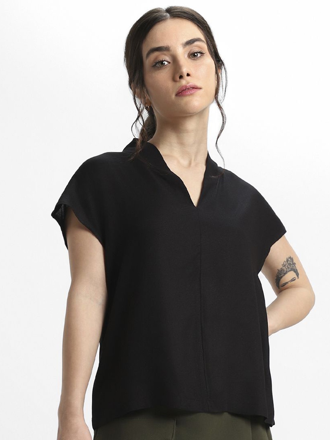 

DL Woman Women Solid V-Neck Top, Black