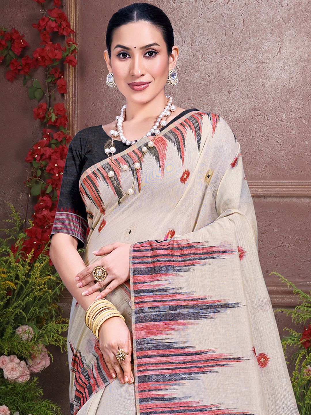 

Exclusiva Women Geometric Saree, Cream
