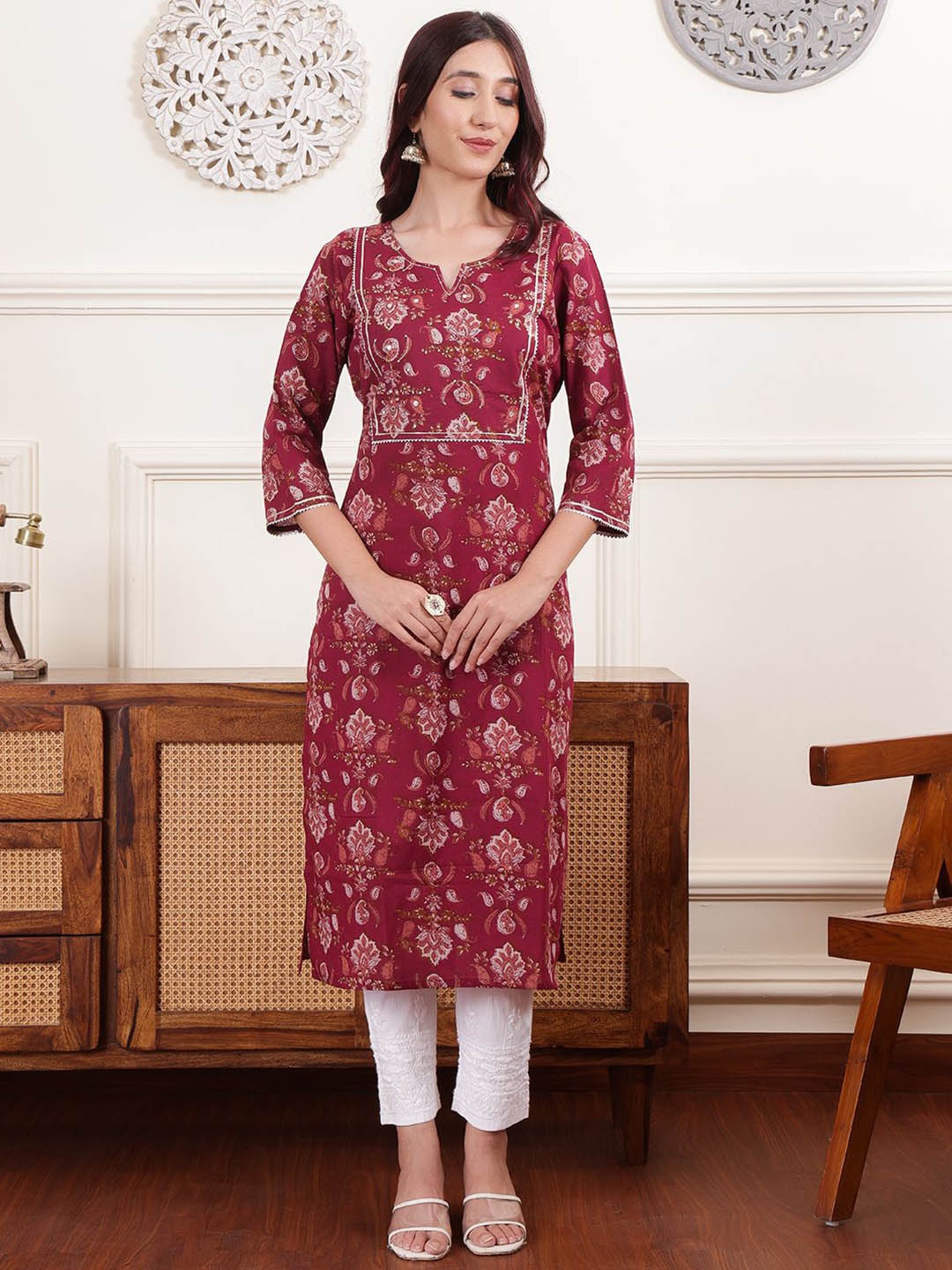 

Chowkhat Floral Printed Straight Kurta, Maroon