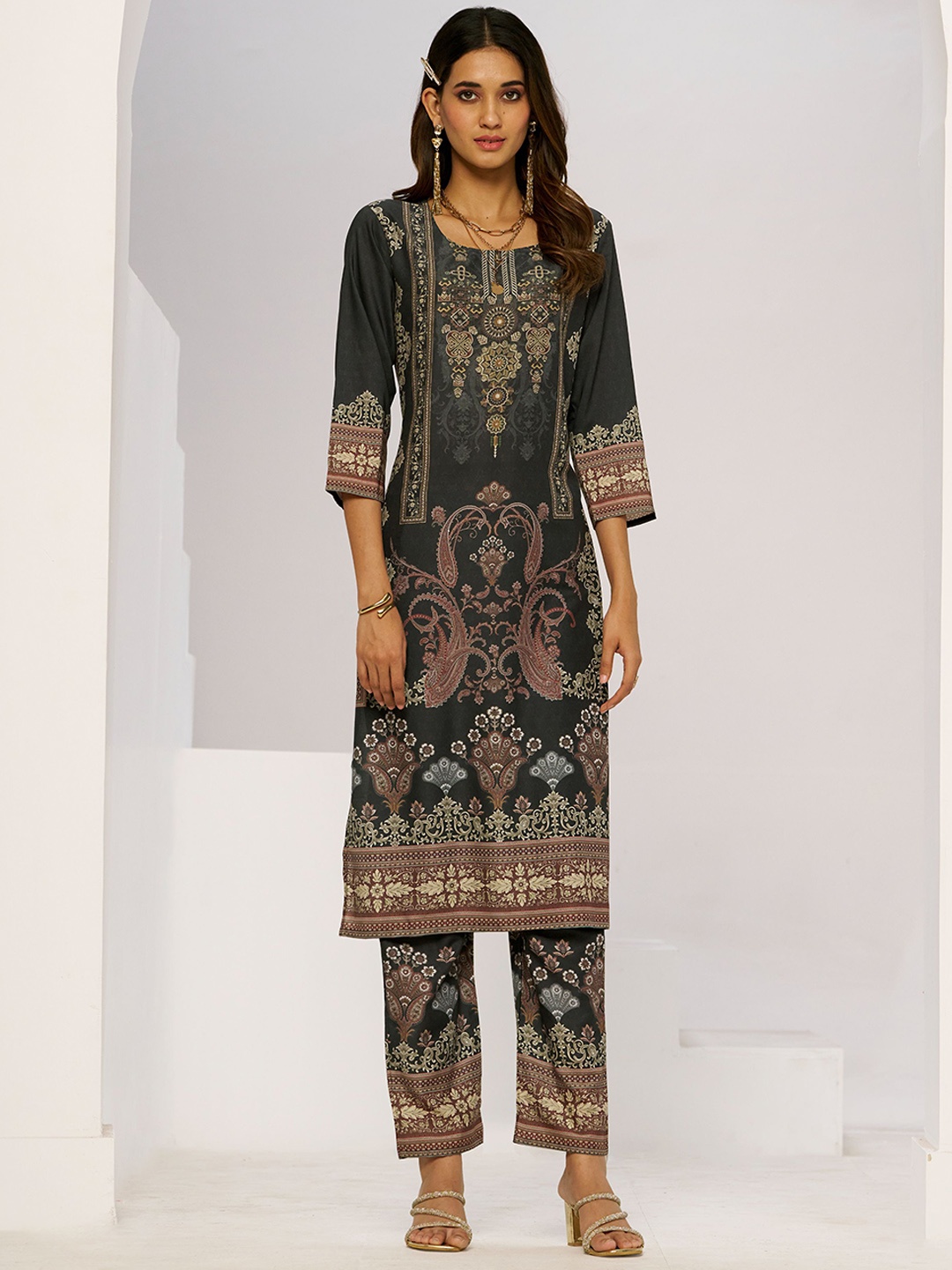 

VIRICA Floral Printed Round Neck Straight Kurta With Trousers, Black