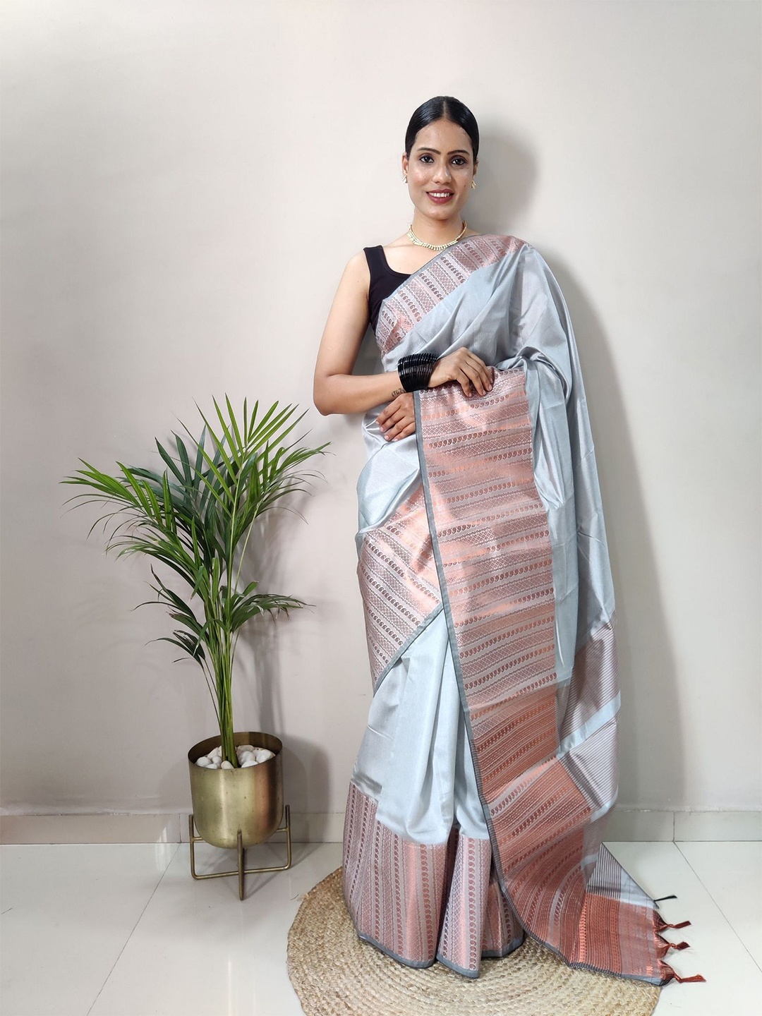 

LADY SHOPI Zari Pure Silk Banarasi Saree, Grey