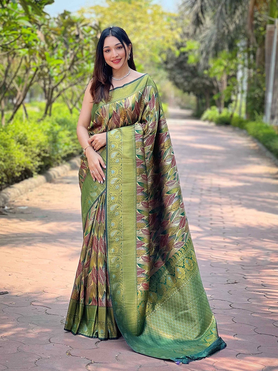 

DEVATITHI Ethnic Motifs Woven Design Saree, Green