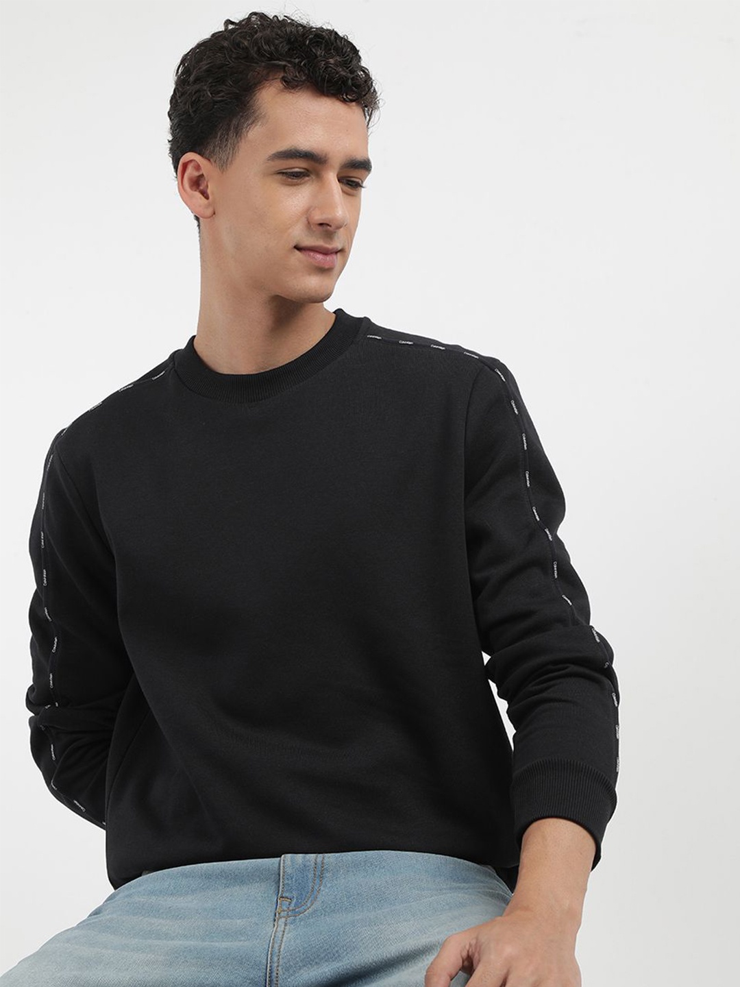 

Calvin Klein Jeans Men Solid knitted Sweatshirt, Black