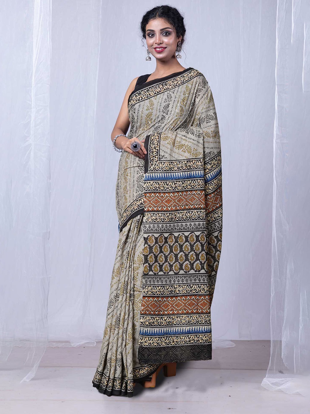 

Unnati Silks Ethnic Motifs Pure Cotton Handloom Bagru Saree, Grey