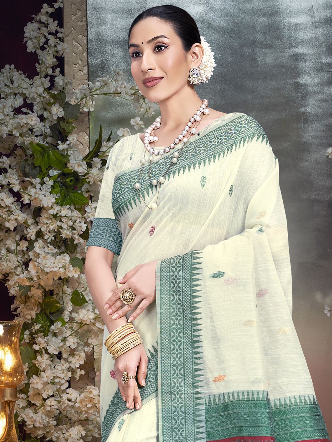 

Exclusiva Woven Design Ethnic Motifs Saree, Cream