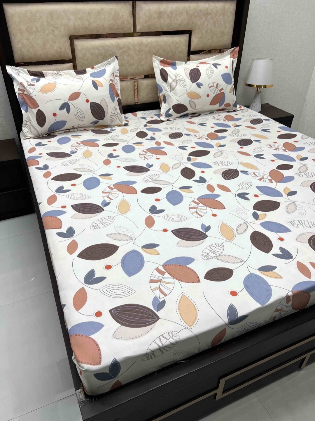 

Pure Decor White & Black Floral 250 TC Pure Cotton Queen Bedsheet with 2 Pillow Covers