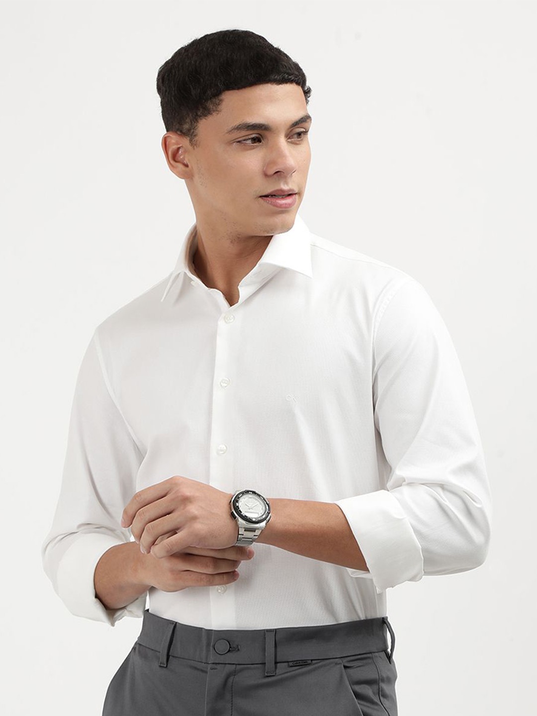 

Calvin Klein Jeans Men Spread Collar Solid Cotton Slim Fit Casual Shirt, White