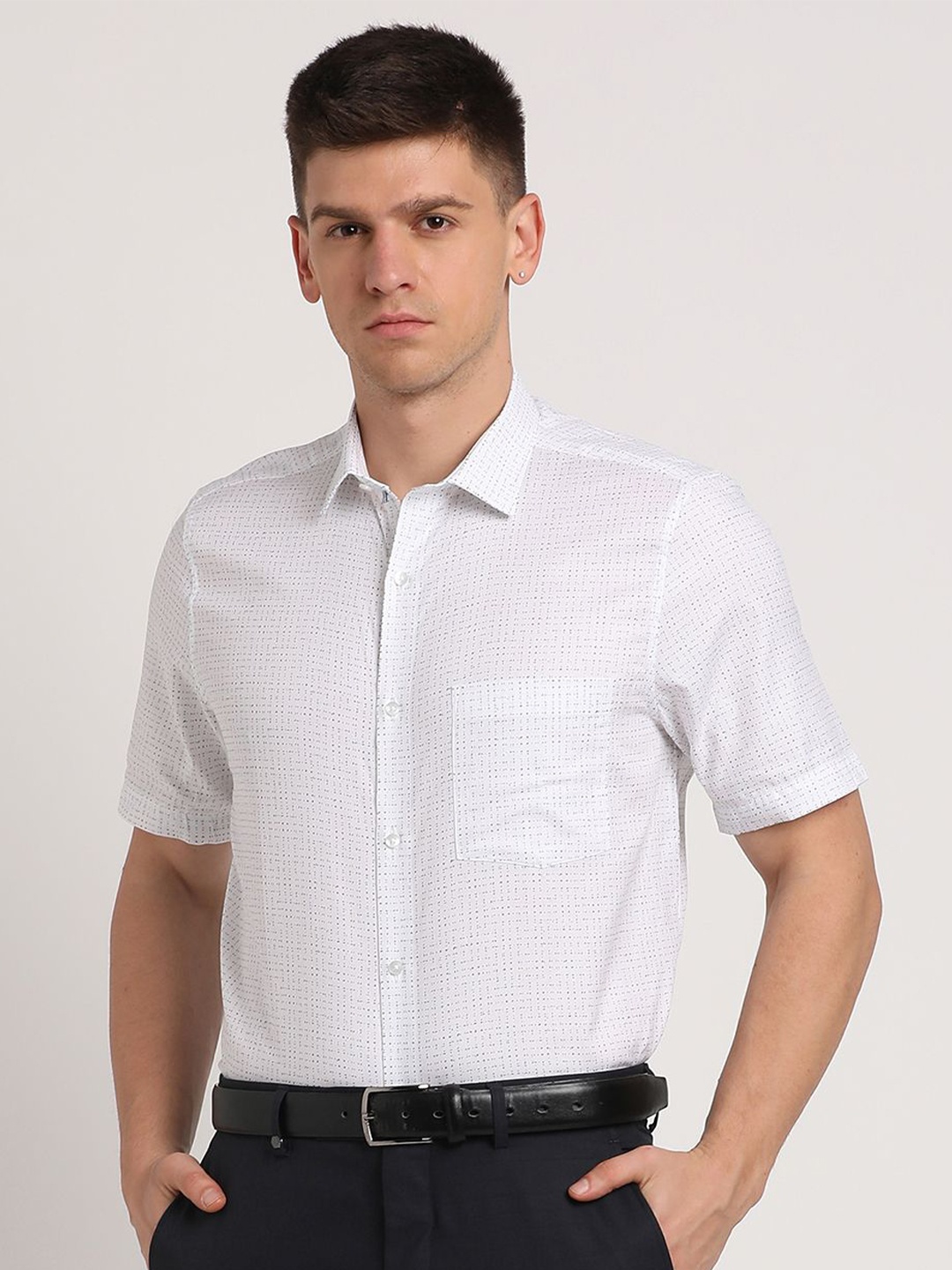 

Turtle Men Standard Abstract Printed Cotton Formal Shirt, White