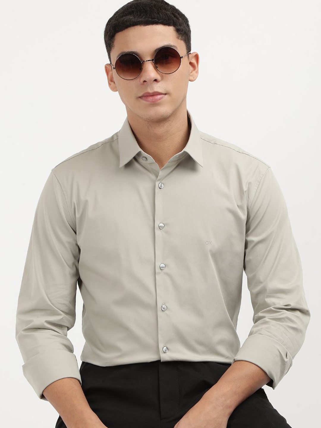 

Calvin Klein Jeans Men Spread Collar Solid Cotton Slim Fit Casual Shirt, Beige