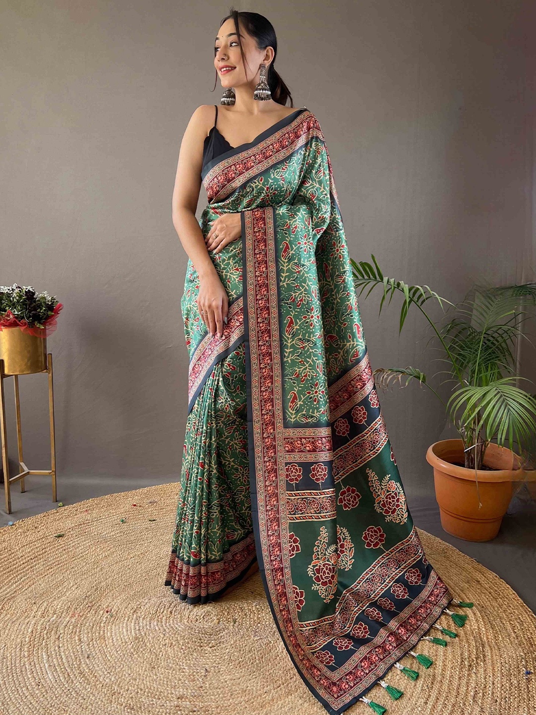 

DEVATITHI Floral Digital Saree, Green