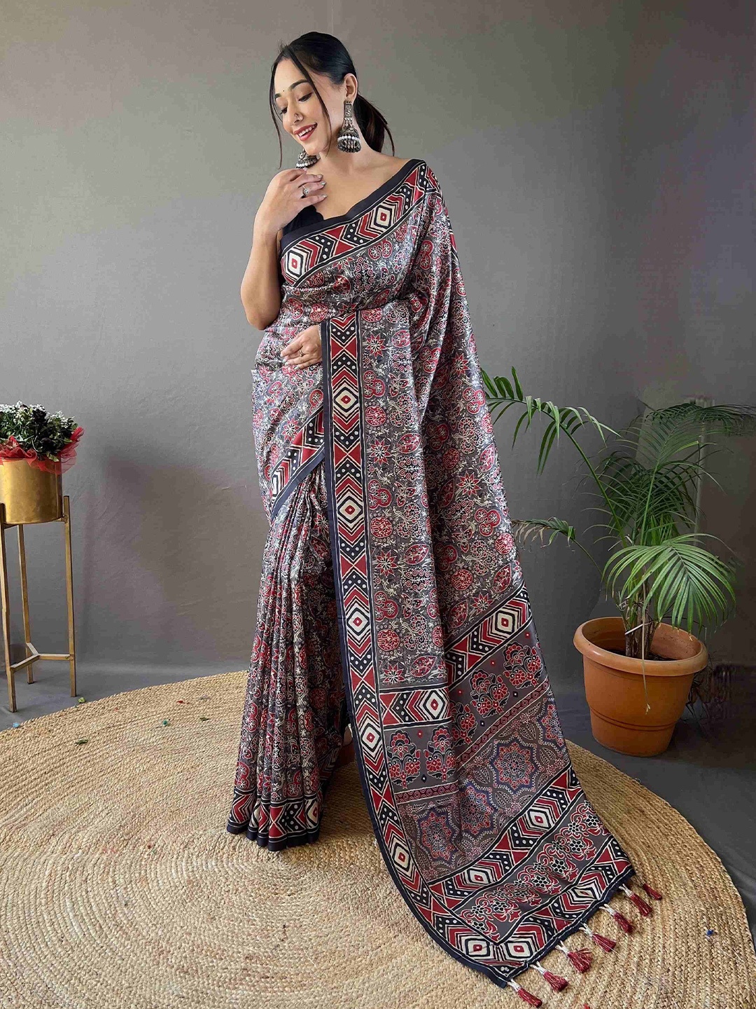 

DEVATITHI Floral Printed Saree, Grey