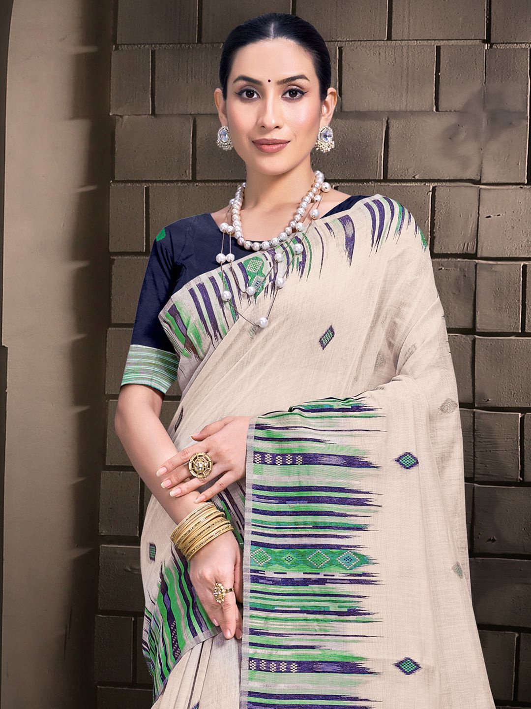 

Exclusiva Woven Design Zari Saree, Cream