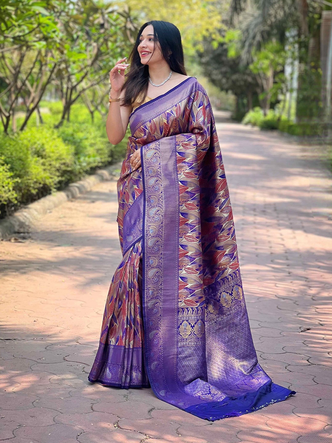 

DEVATITHI Ethnic Motifs Zari Saree, Violet