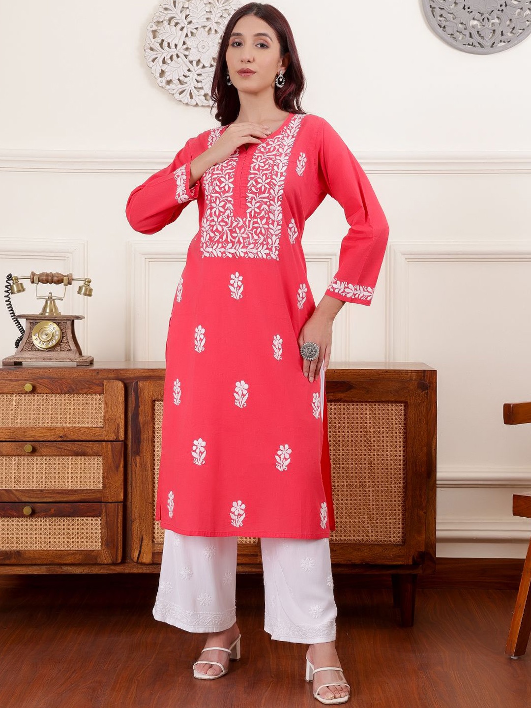 

Chowkhat Floral Embroidered Notch Neck Straight Kurta, Pink