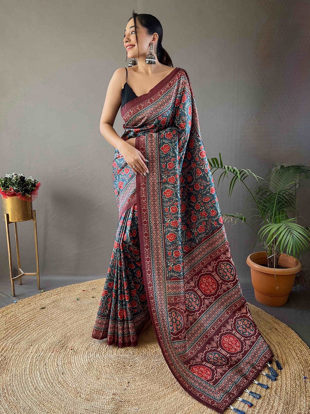 

DEVATITHI Floral Silk Blend Saree, Blue