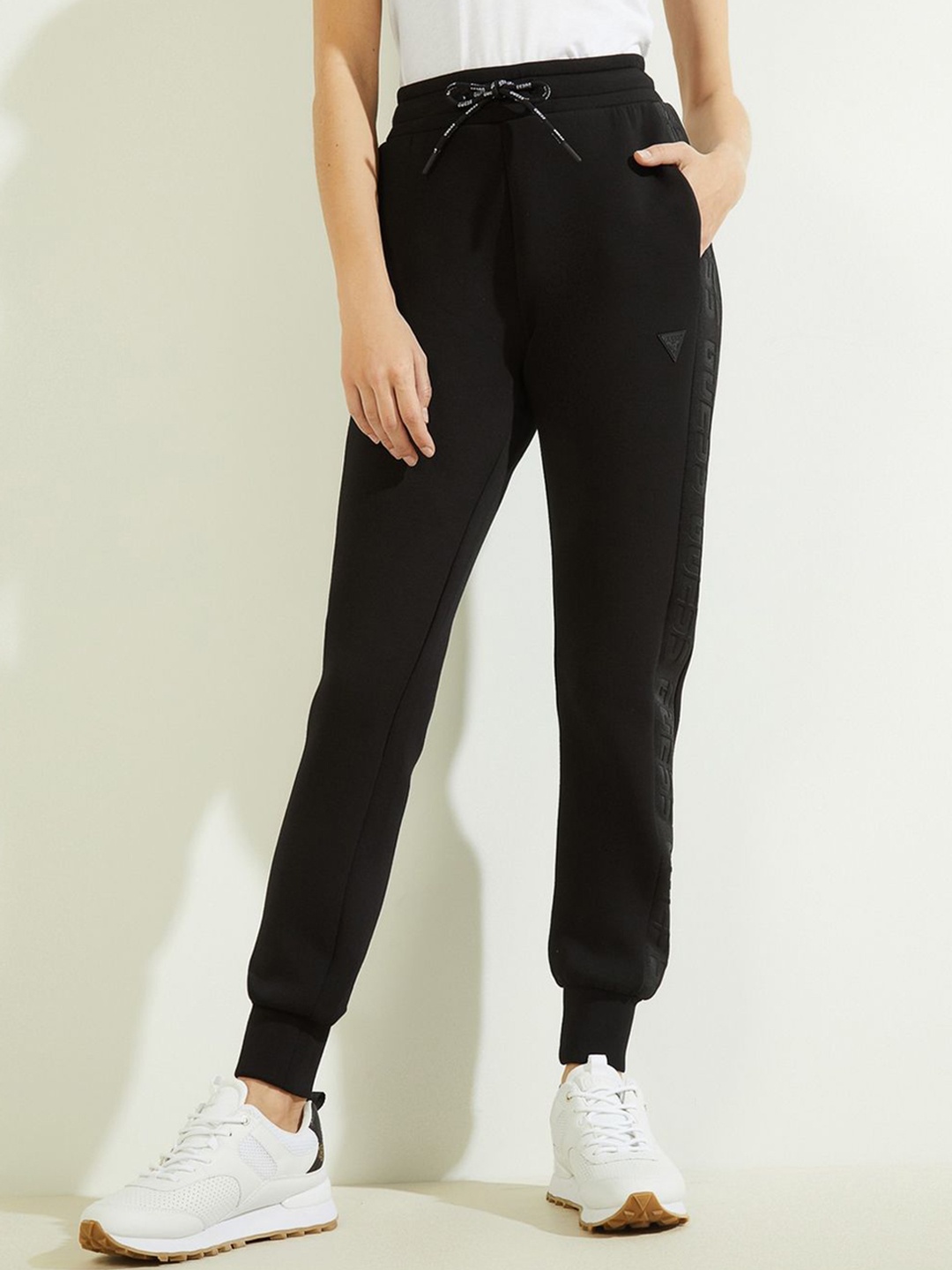 

GUESS Women Relaxed-Fit Mid-Rise Joggers, Black