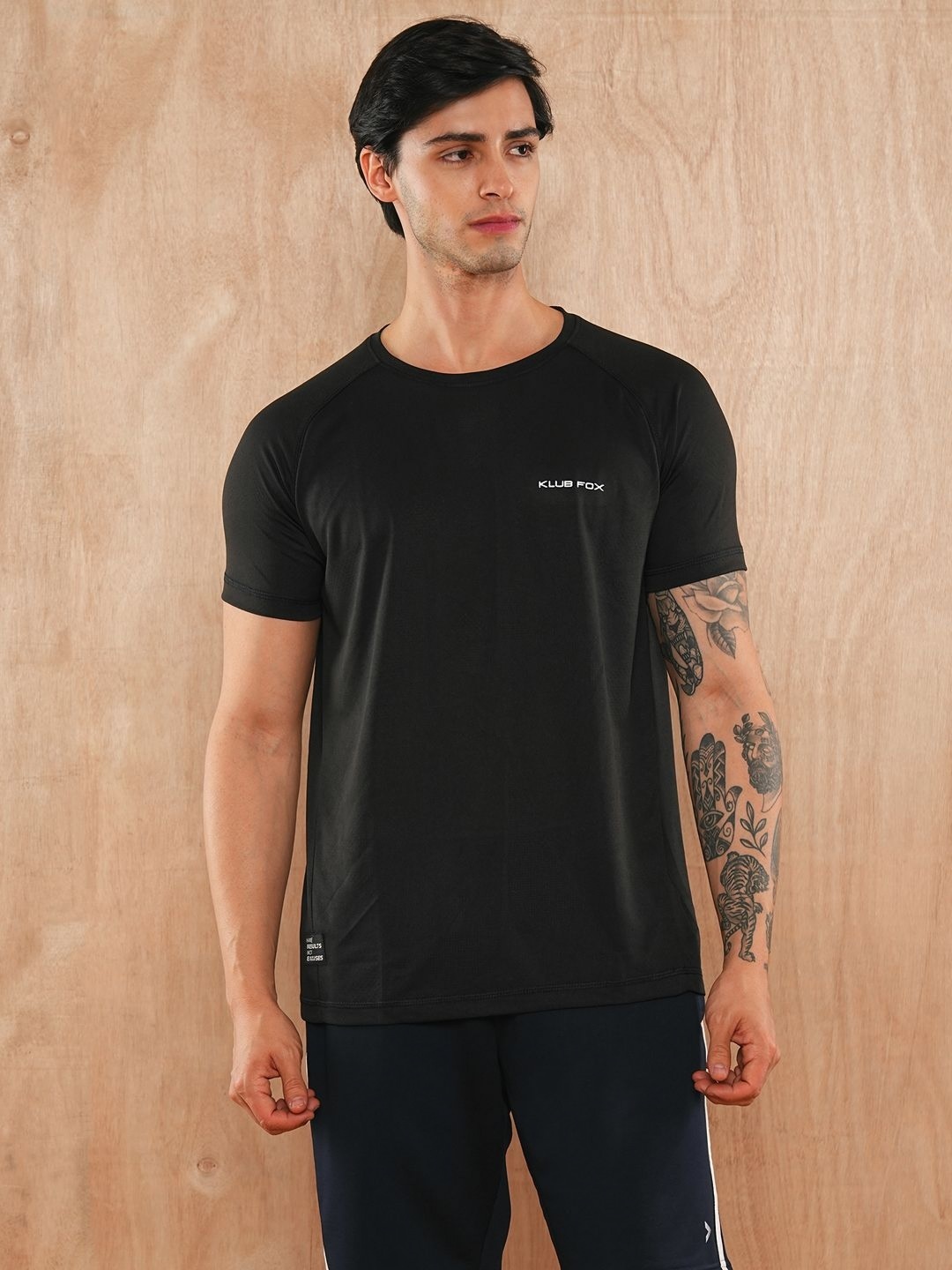 

Klub Fox Men Solid Round Neck T-Shirt, Black