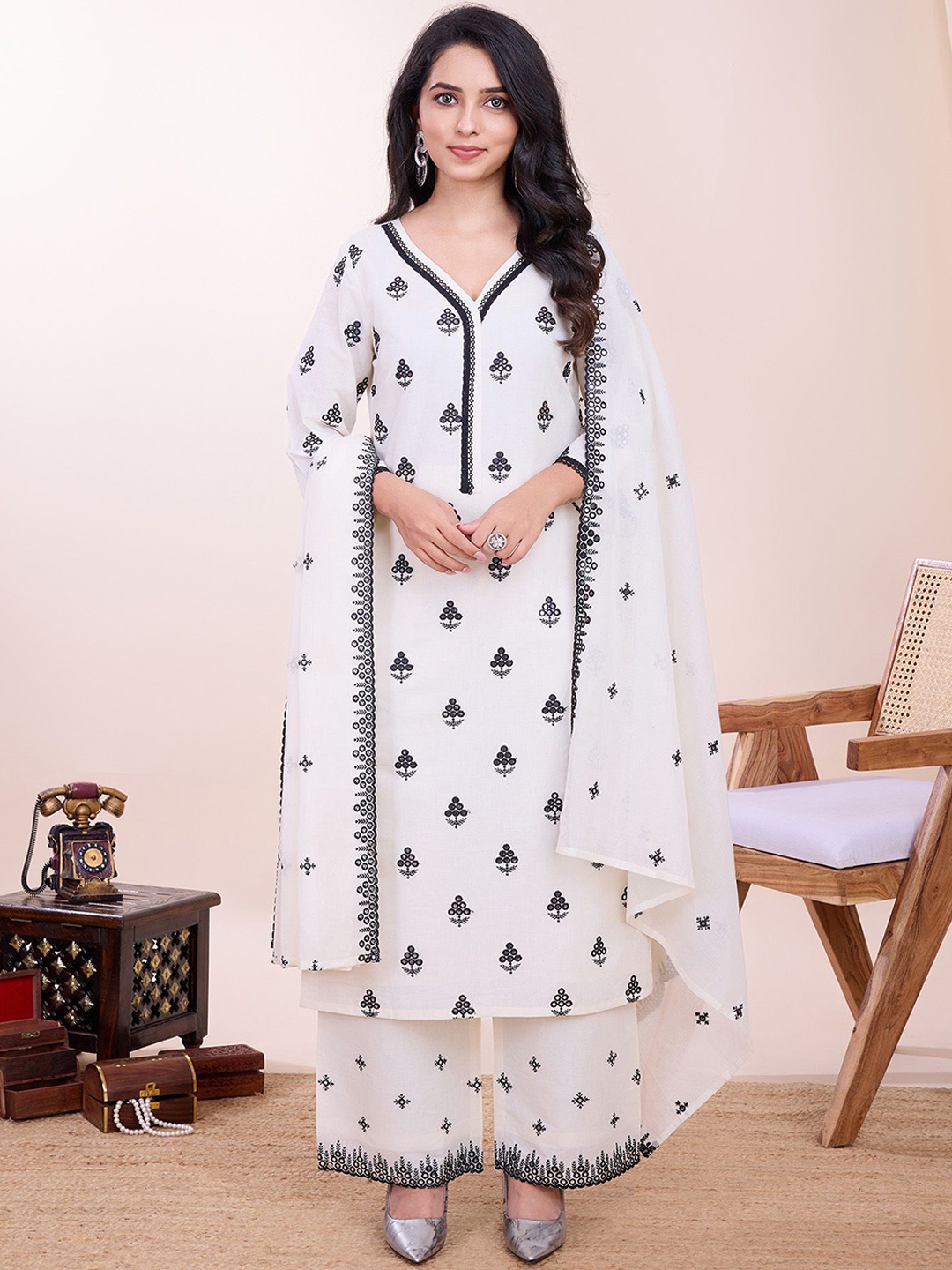 

House of Pataudi Ethnic Motifs Embroidered Mirror Work Pure Cotton Kurta Set, White