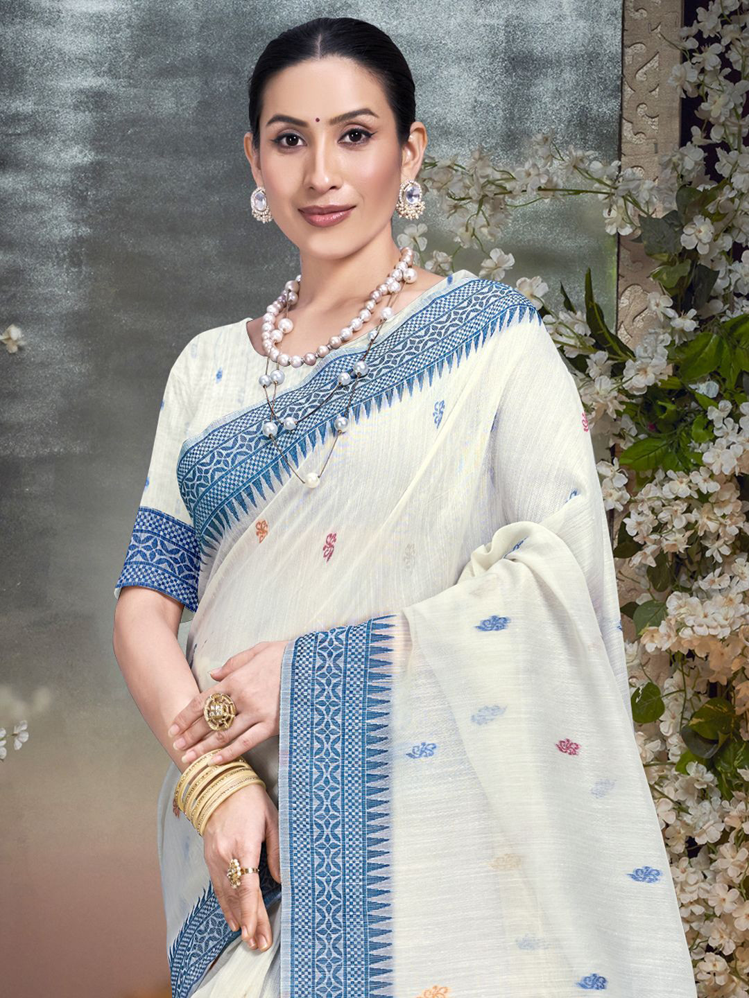 

Exclusiva Ethnic Motifs Saree, Cream