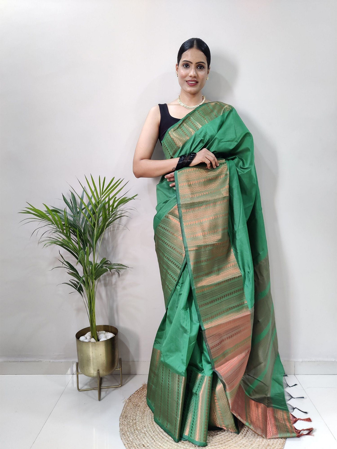 

Lady Shopi Zari Pure Silk Banarasi Saree, Green