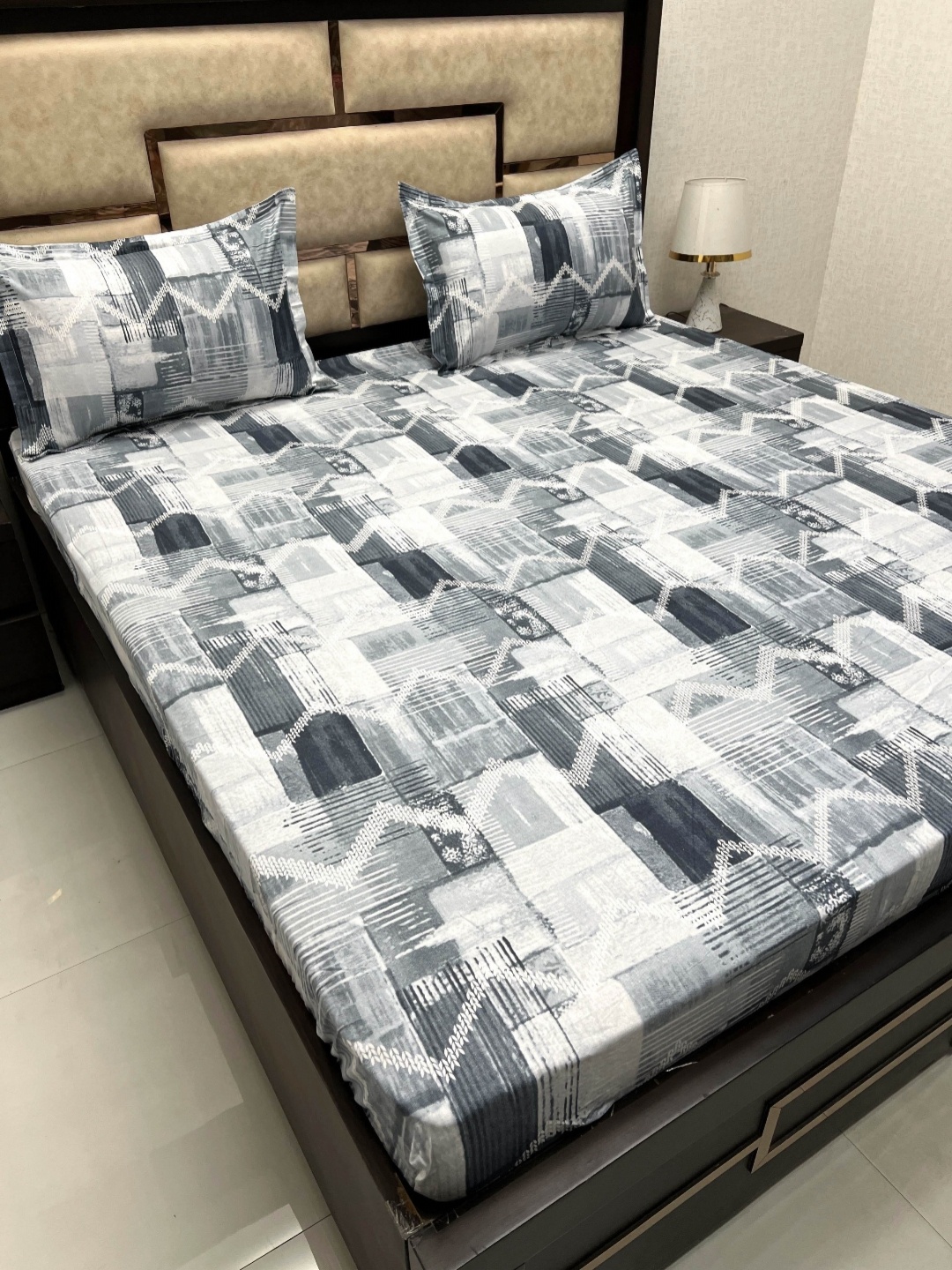 

Pure Decor Grey & White 400 TC fitted Cotton King Bedsheet with 2 Pillow Covers