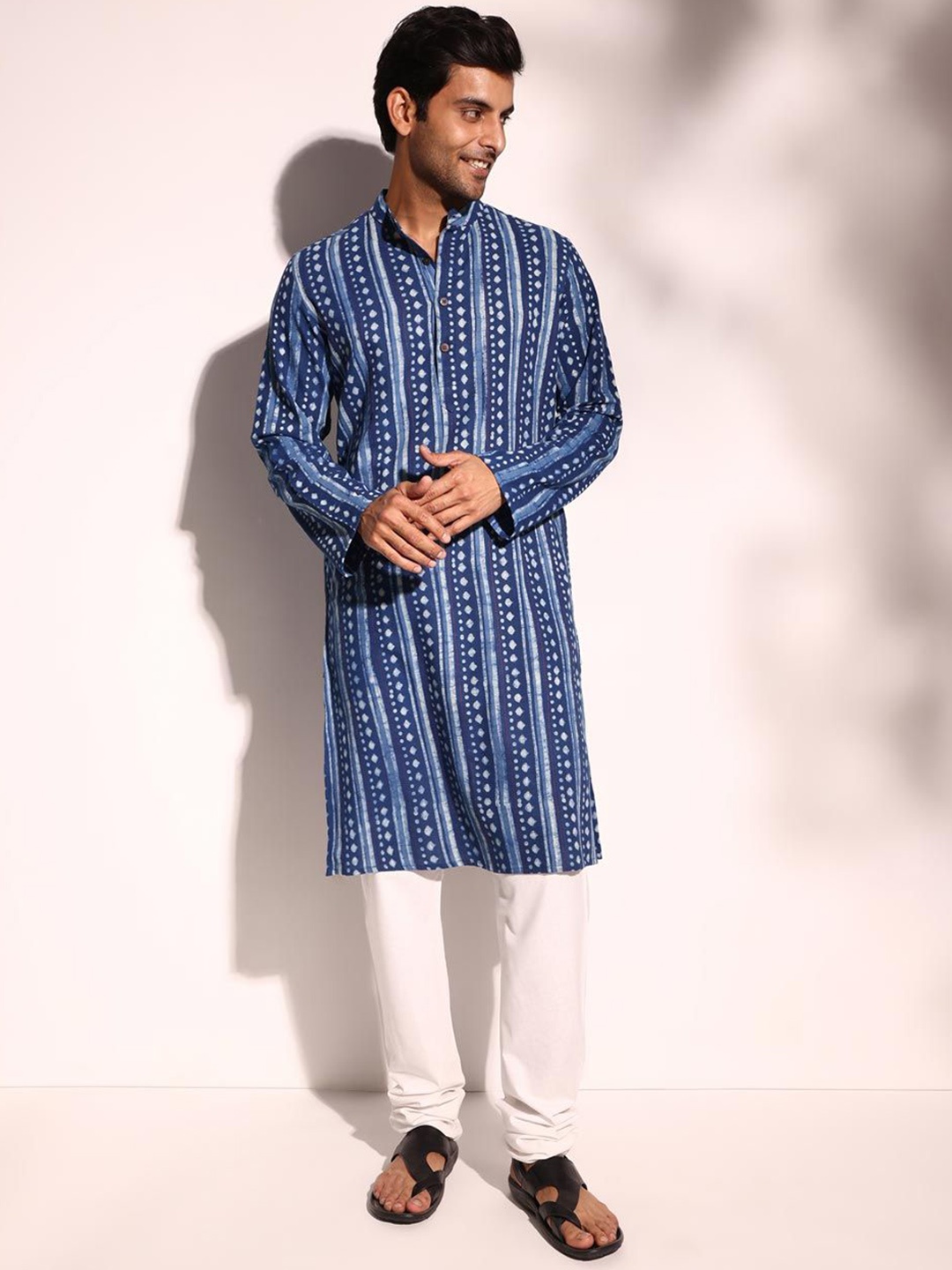 

Fabindia Geometric Batik Dyed Mandarin Collar Cotton Straight Kurta, Blue