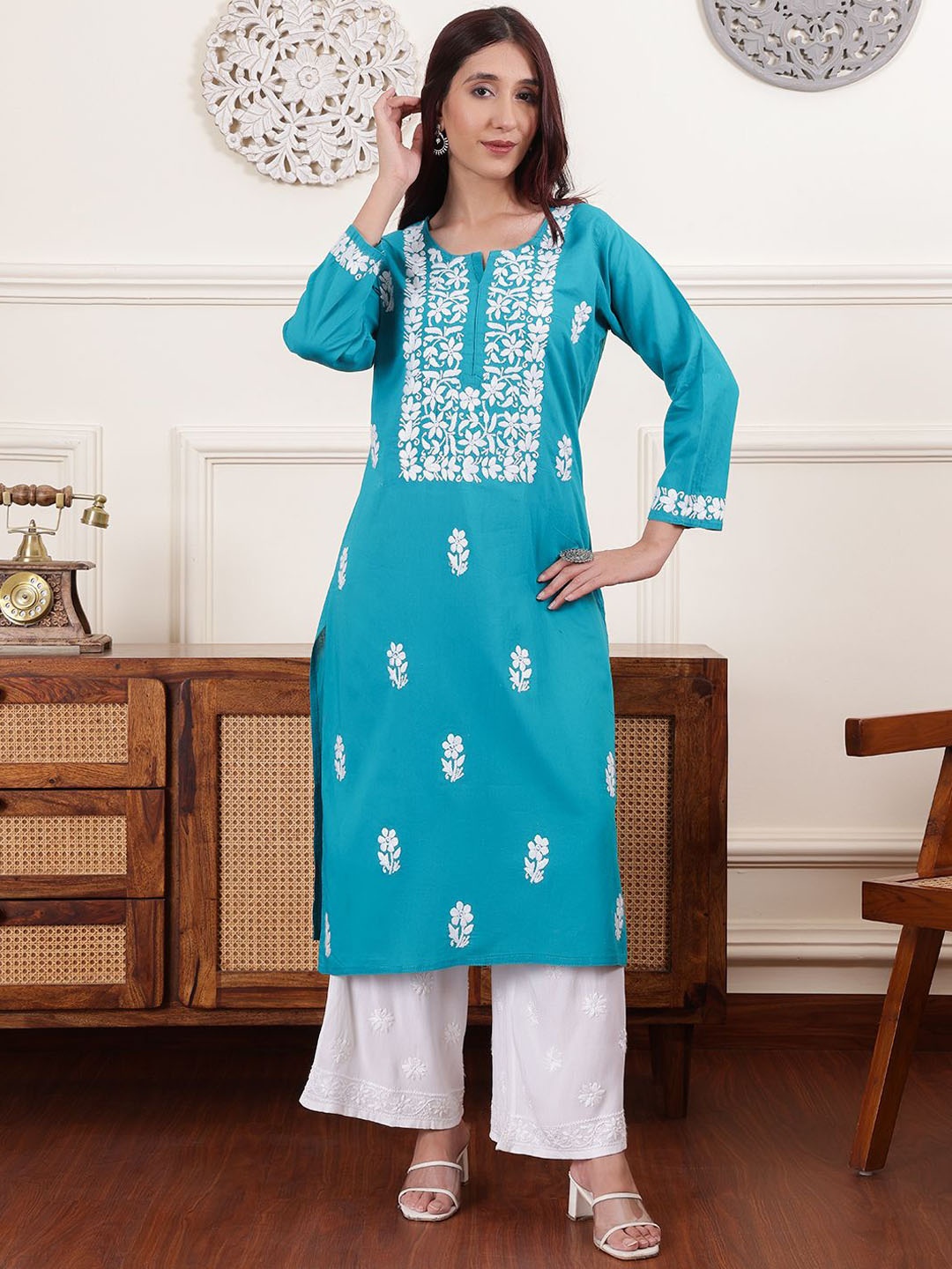 

Chowkhat Floral Embroidered Notch Neck Straight Kurta, Green