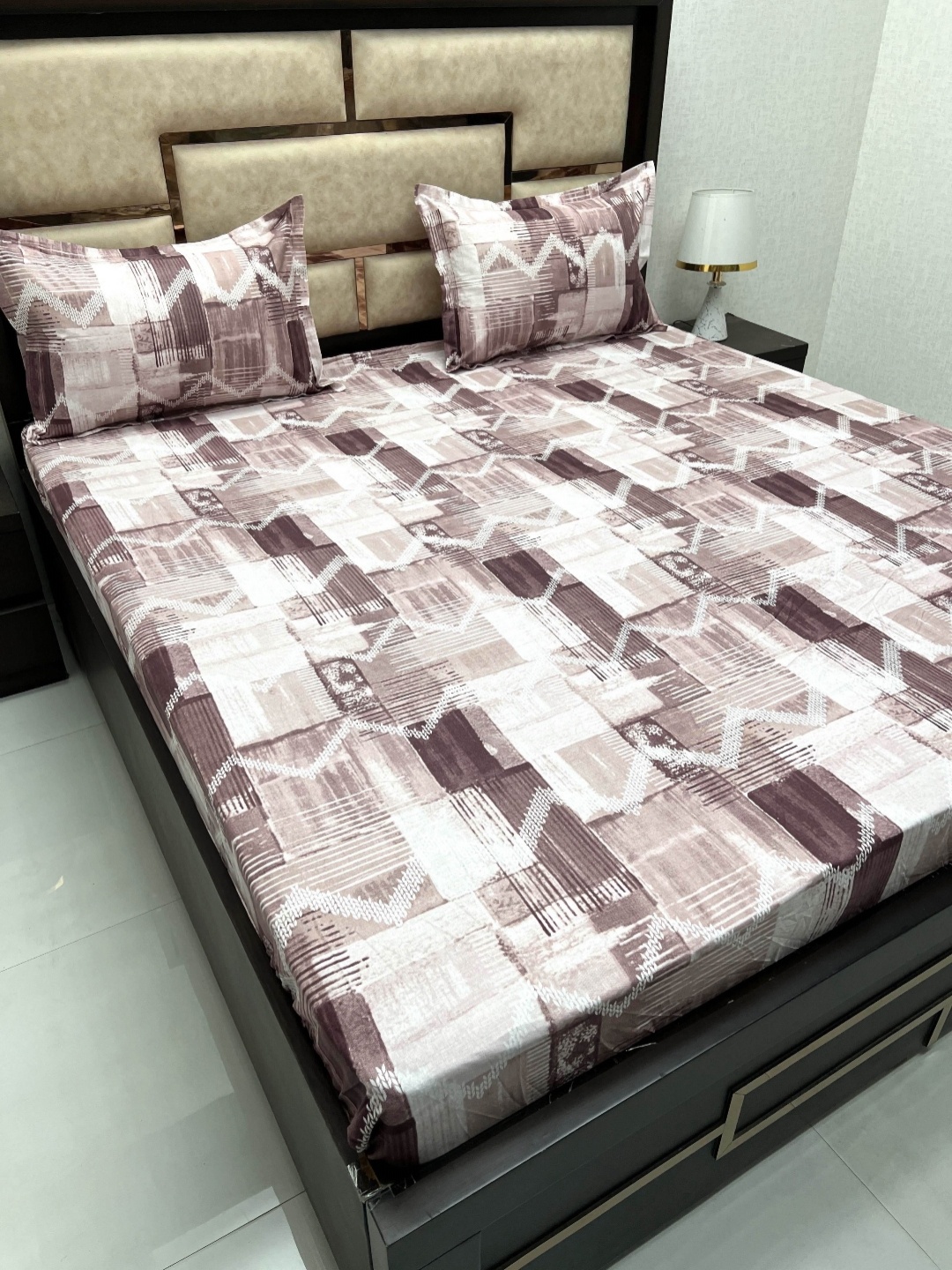 

Pure Decor Maroon & White 400 TC fitted Cotton King Bedsheet with 2 Pillow Covers