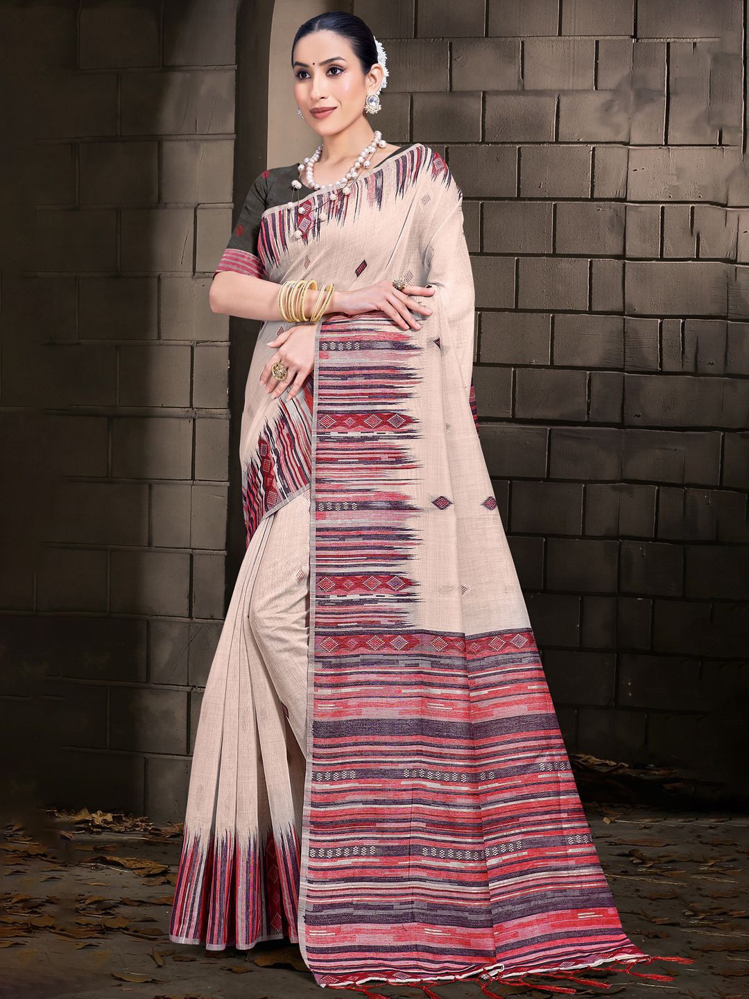 

SANGAM PRINTS Woven Design Tussar Saree, Cream