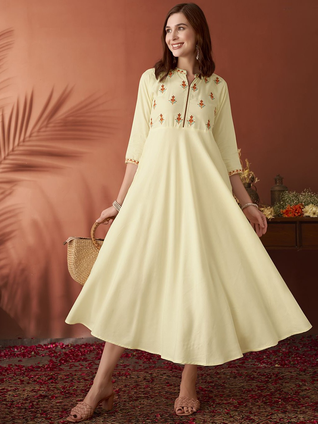 

Anouk Floral Embroidered Fit and Flare Kurta, Off white