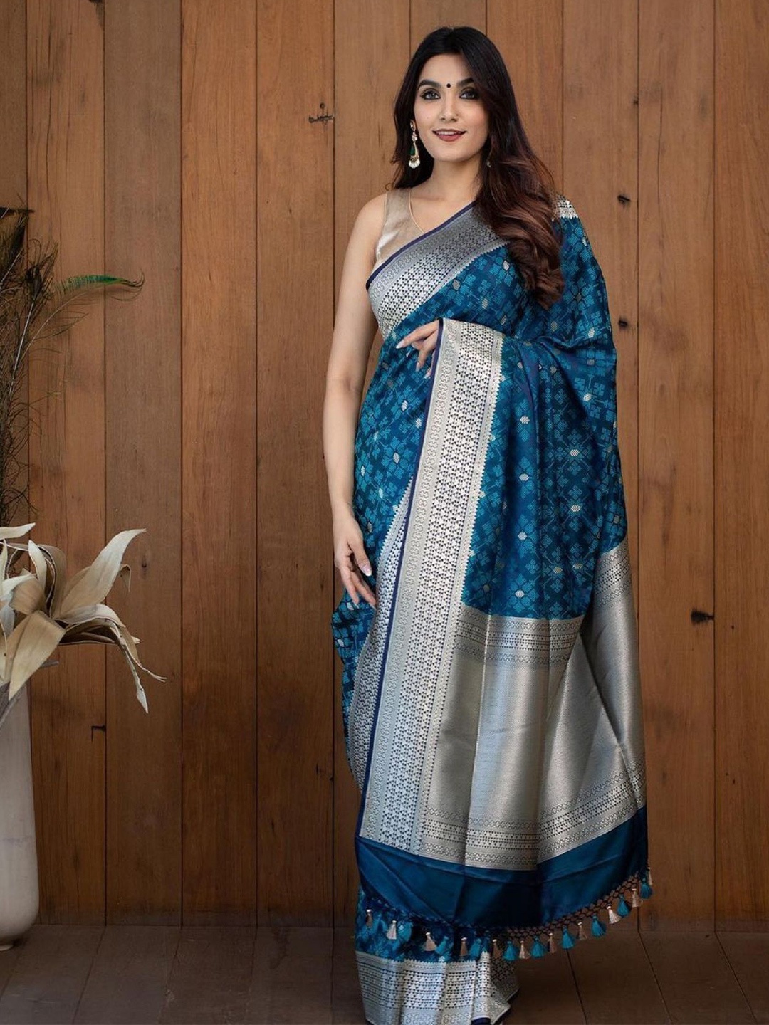 

LADY SHOPI Ethnic Motifs Kanjeevaram Zari Saree, Blue