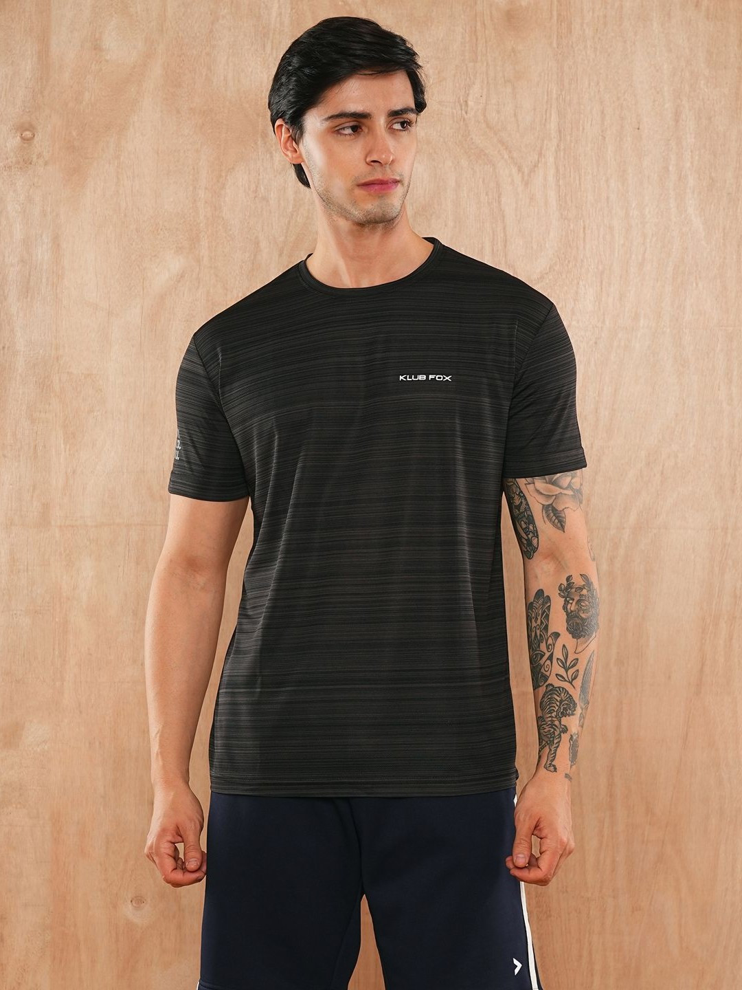 

Klub Fox Men Solid Round Neck T-Shirt, Black