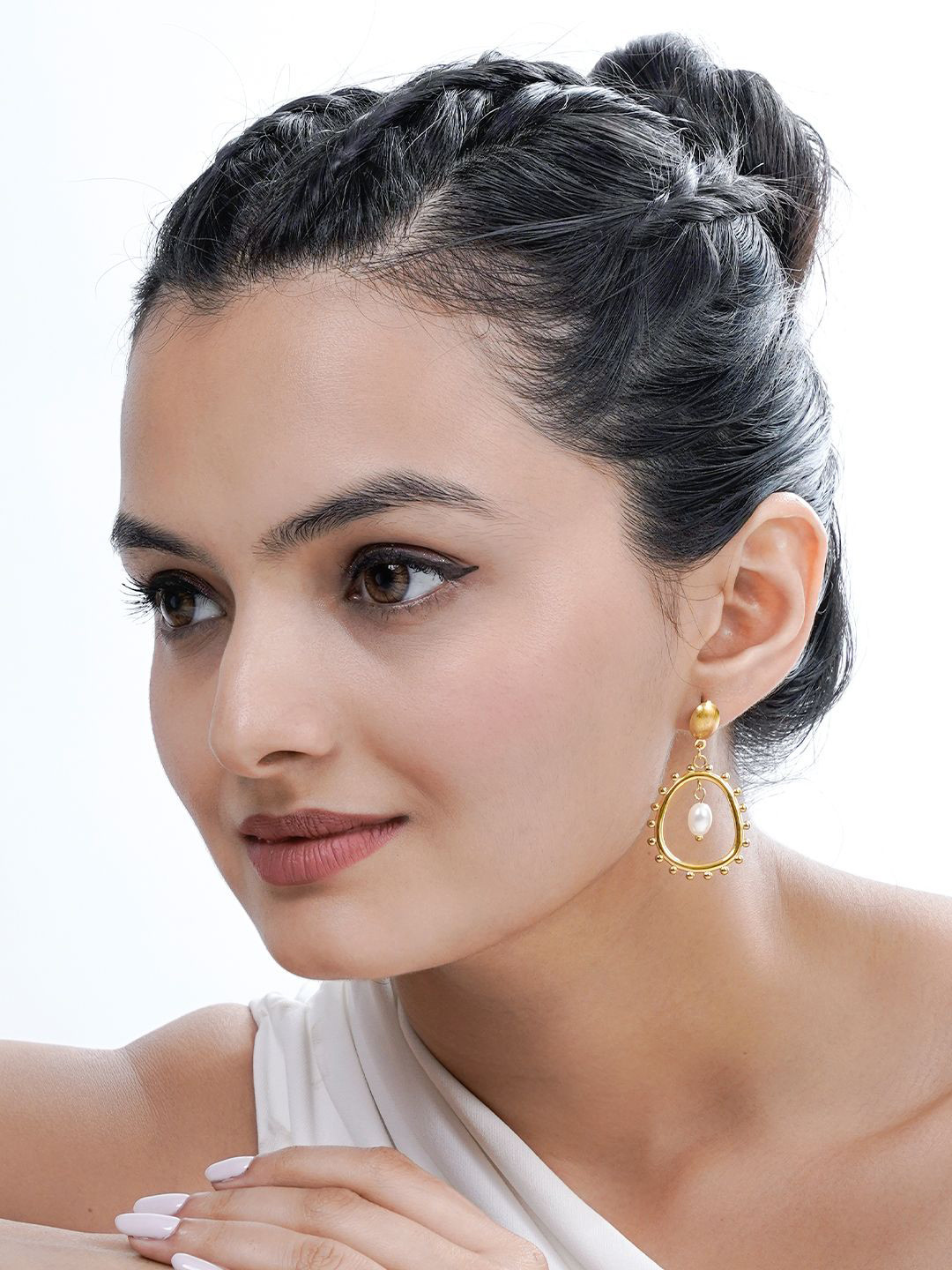 

SWASHAA Loha 18K Gold Plated Stainless Steel Contemporary Pearl Drop Earrings