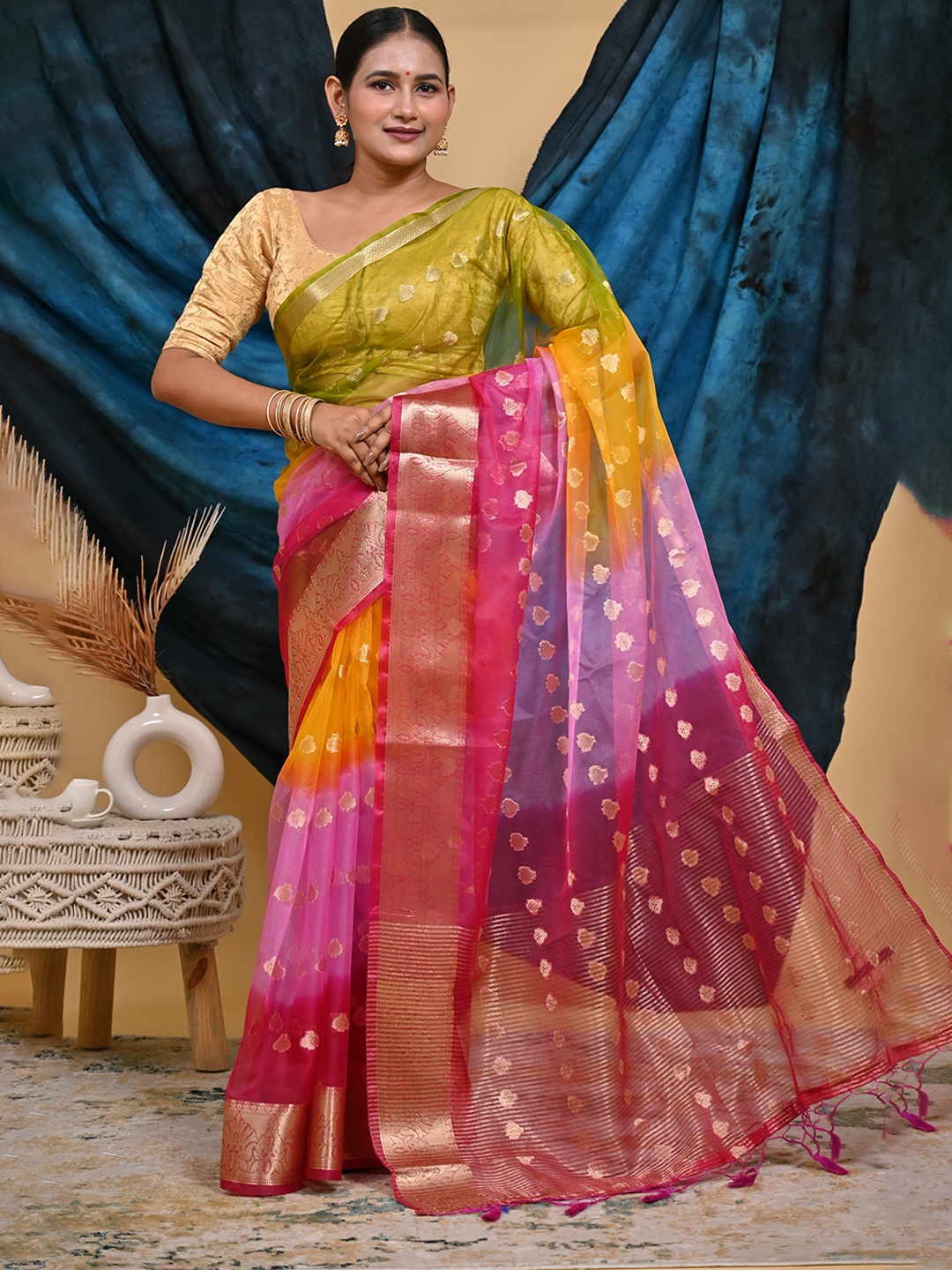 

Banaras silk palace Woven Design Zari Organza Banarasi Saree, Pink