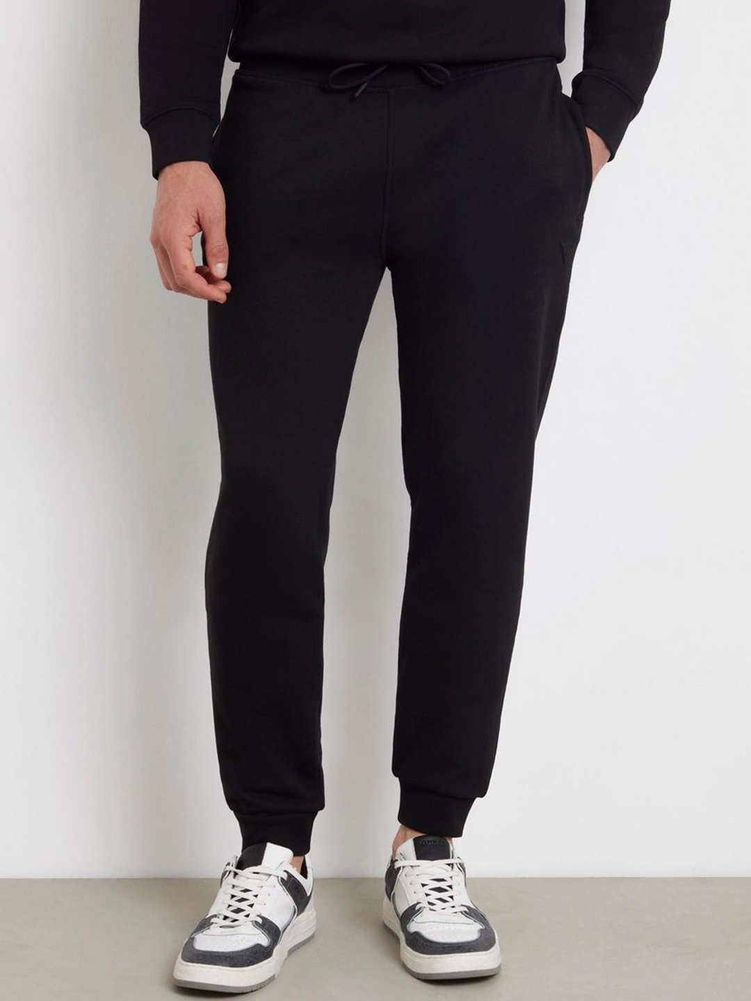 

GUESS Men Relaxed-Fit Mid-Rise Joggers, Black