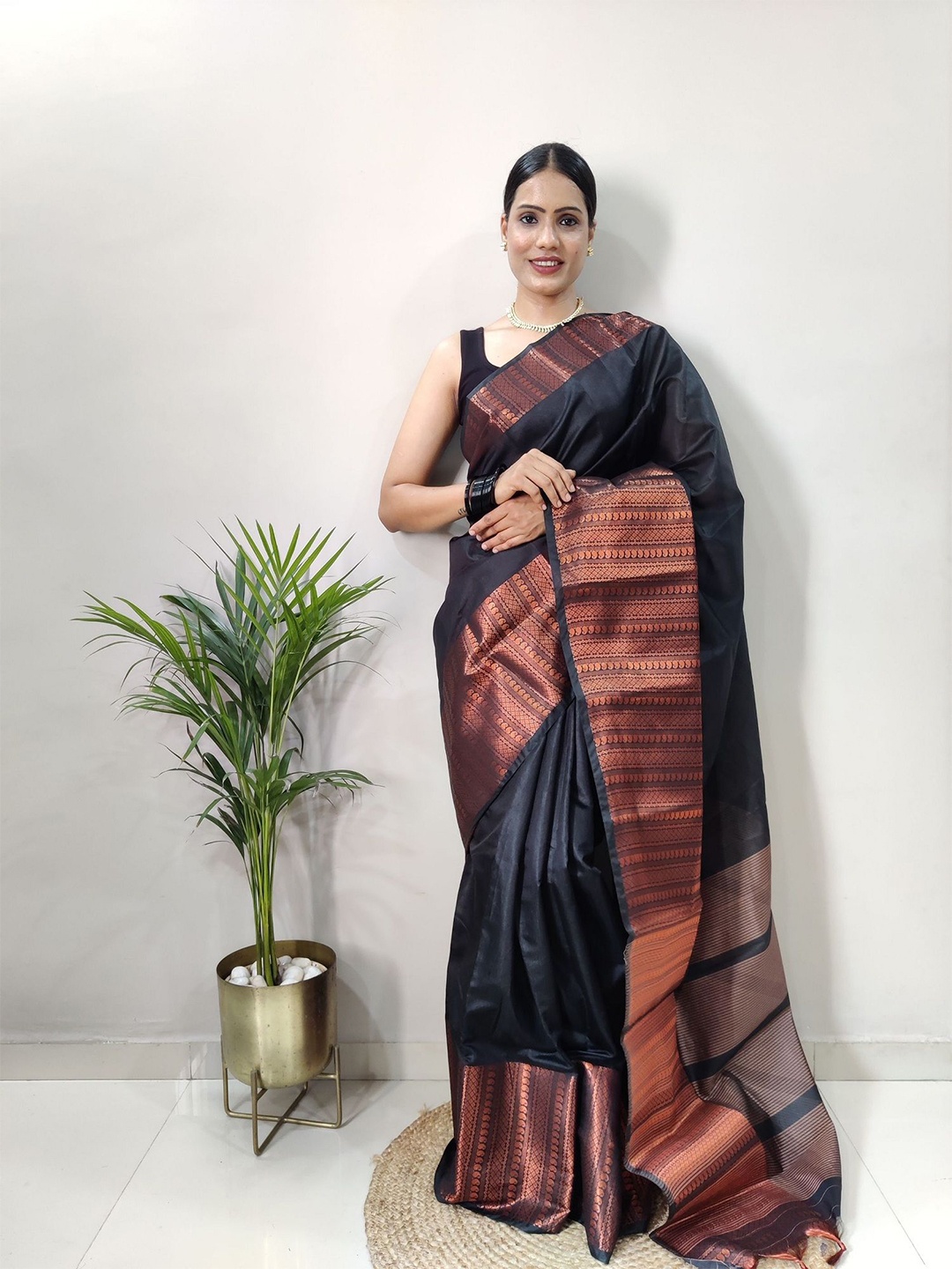 

LADY SHOPI Zari Pure Silk Banarasi Saree, Black