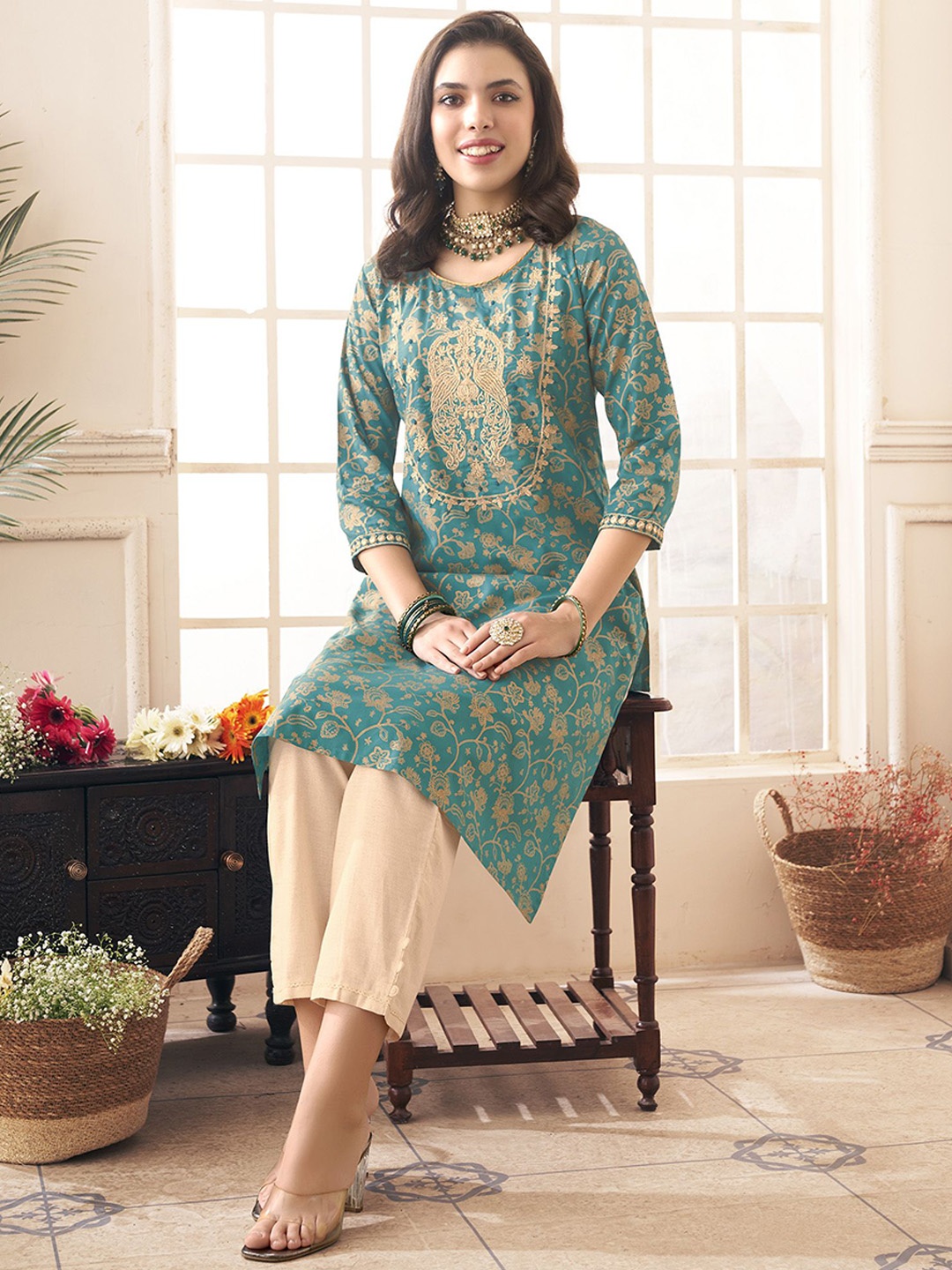 

Anouk Floral Printed Round Neck Thread Work Straight Kurta, Green