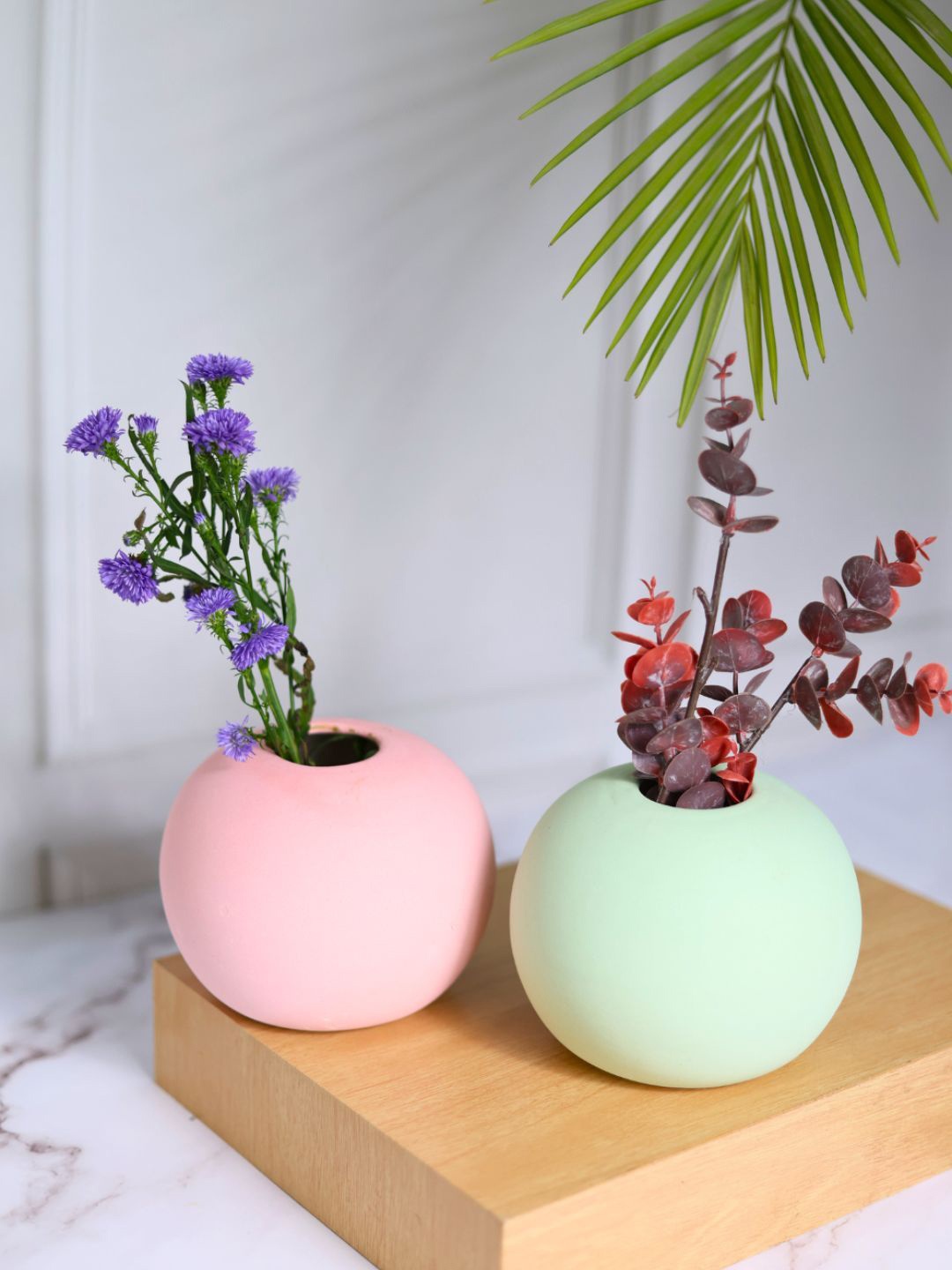 

WEAVING HOMES White & Pink 2 Pieces Round Ceramic Planters