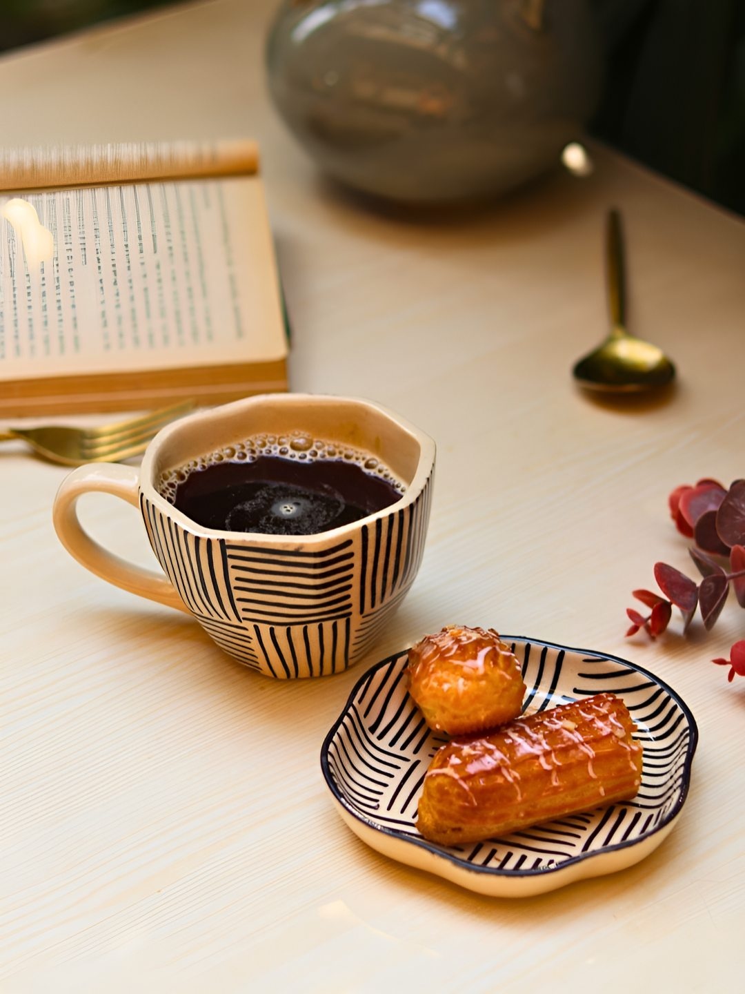 

WEAVING HOMES White & Black 2 Pieces Printed Mug With Dessert Plate