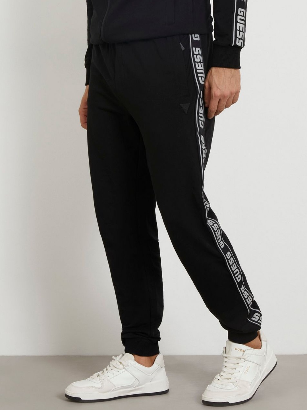 

GUESS Men Relaxed-Fit Mid-Rise Joggers, Black