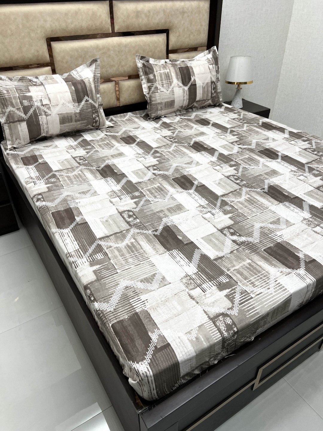 

Pure Decor White & Brown 400 TC fitted Cotton King Bedsheet with 2 Pillow Covers