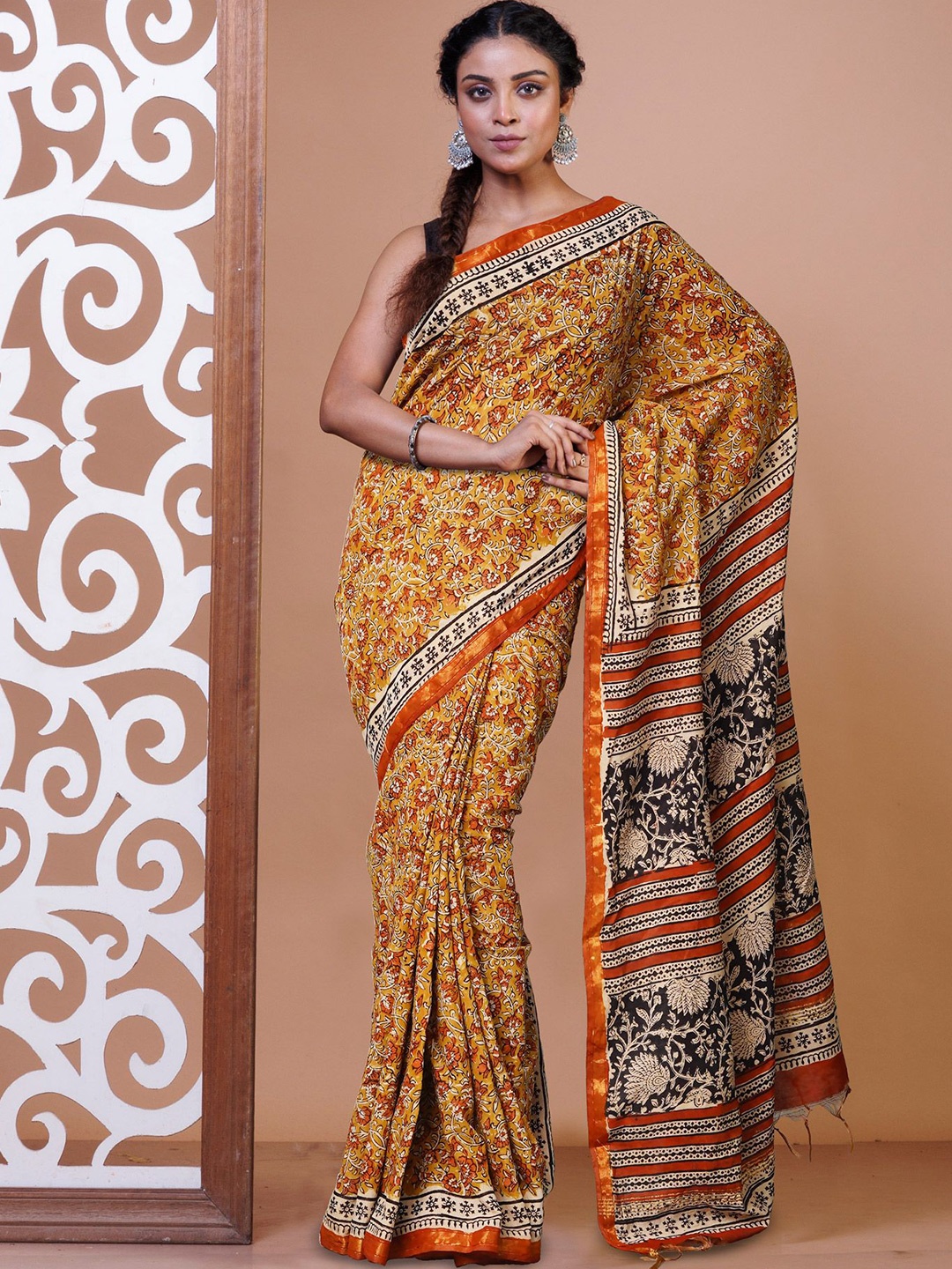 

Unnati Silks Floral Handloom Bagru Saree, Brown