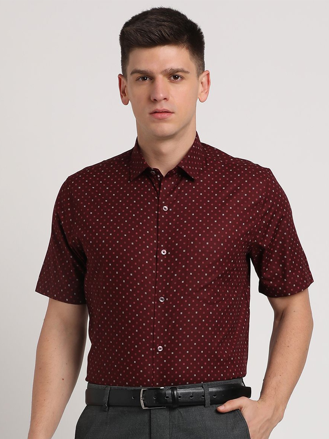 

Turtle Men Standard Micro Ditsy Printed Cotton Formal Shirt, Maroon