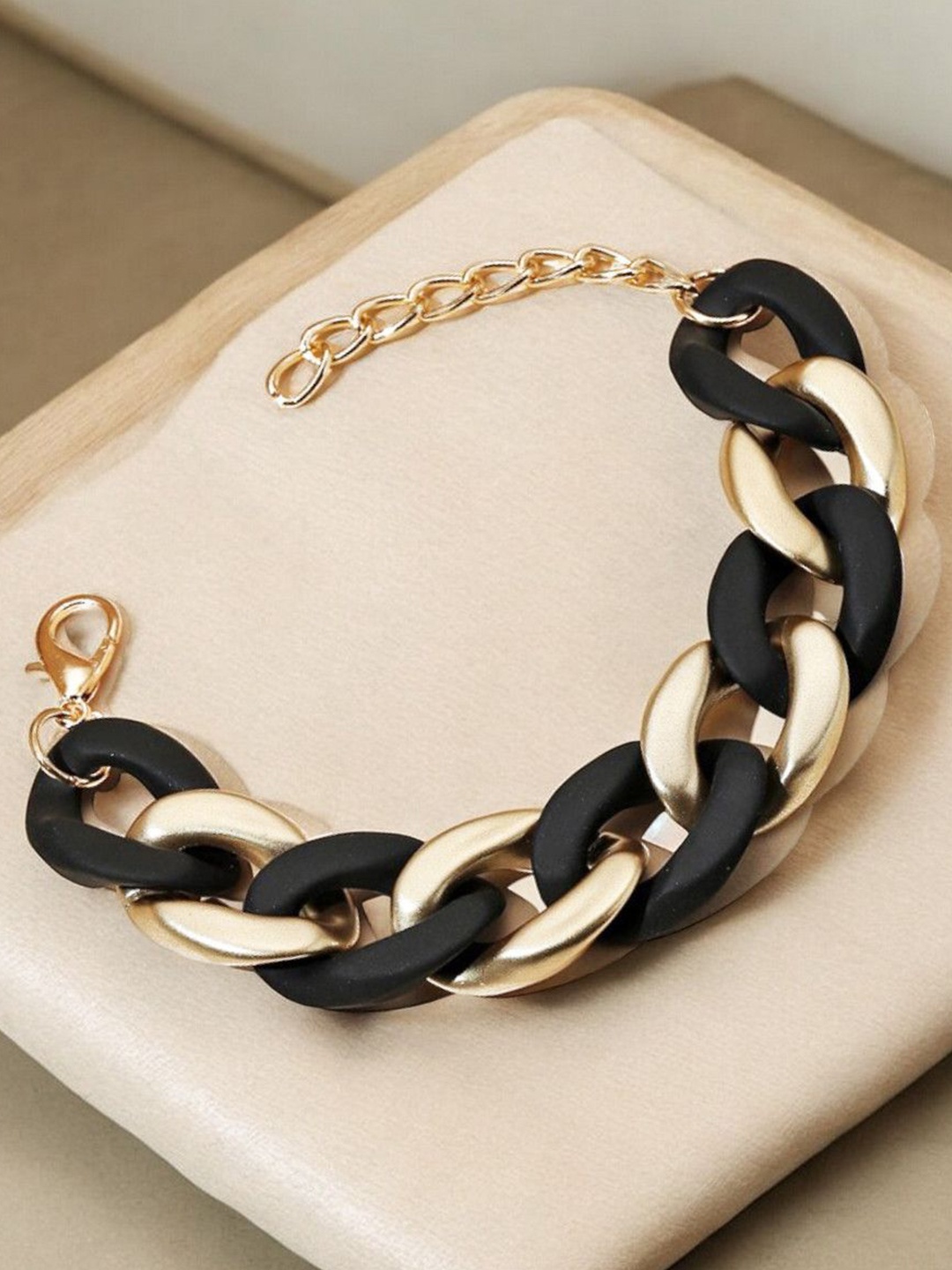 

DressBerry Gold Toned Link Bracelet
