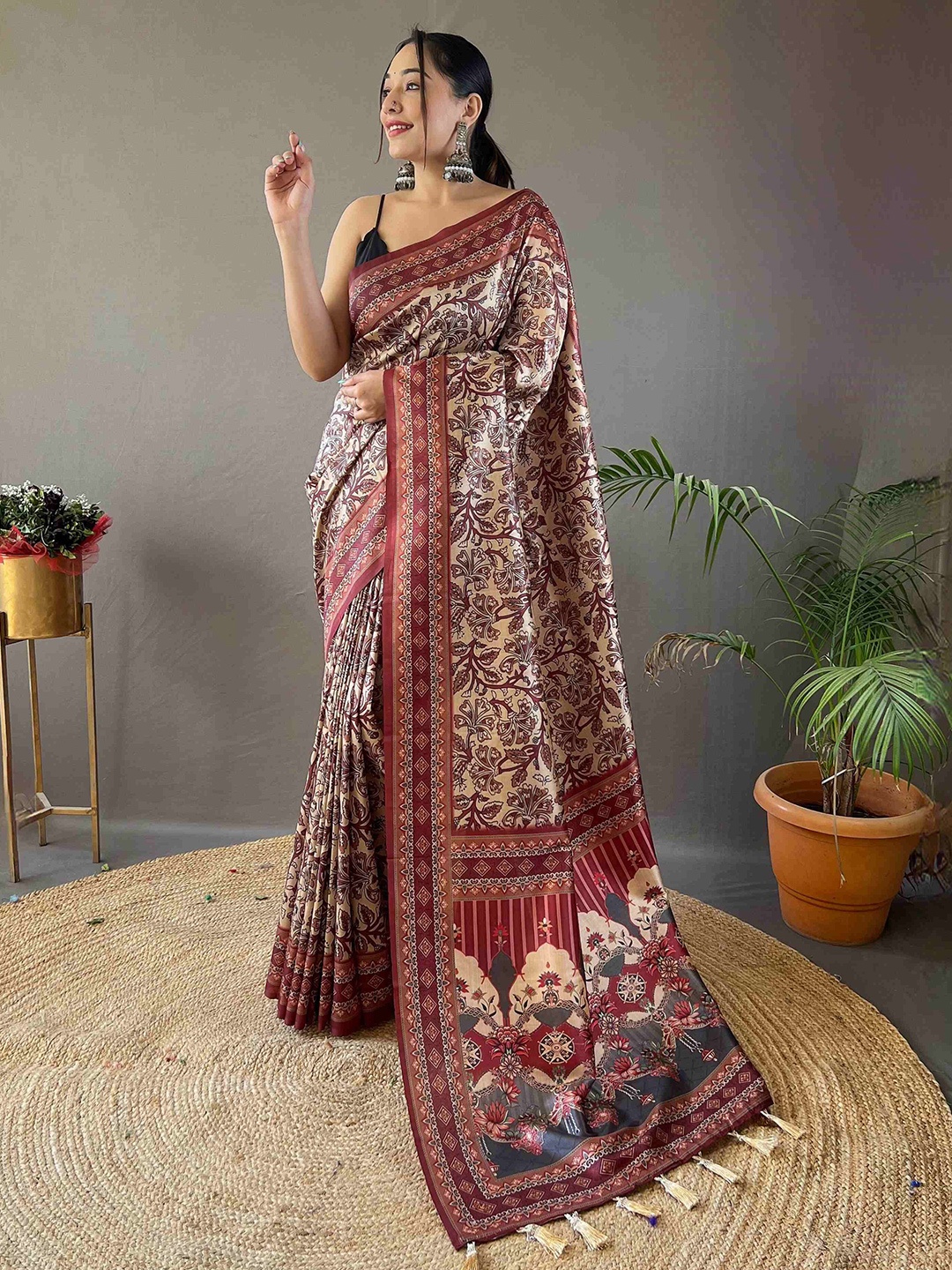 

DEVATITHI Floral Digital Saree, Cream