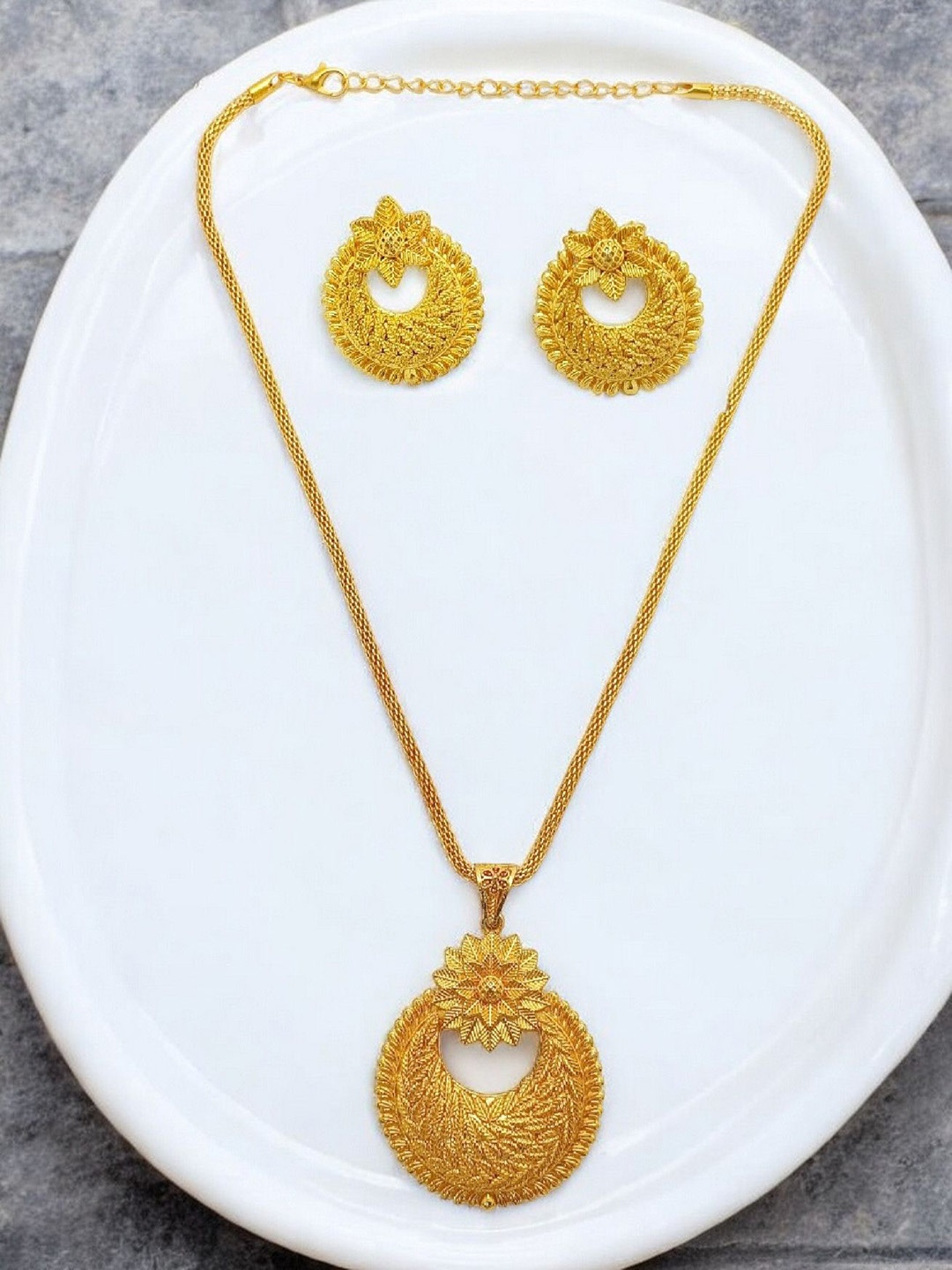 

FEMMIBELLA Gold Plated Jewellery Set