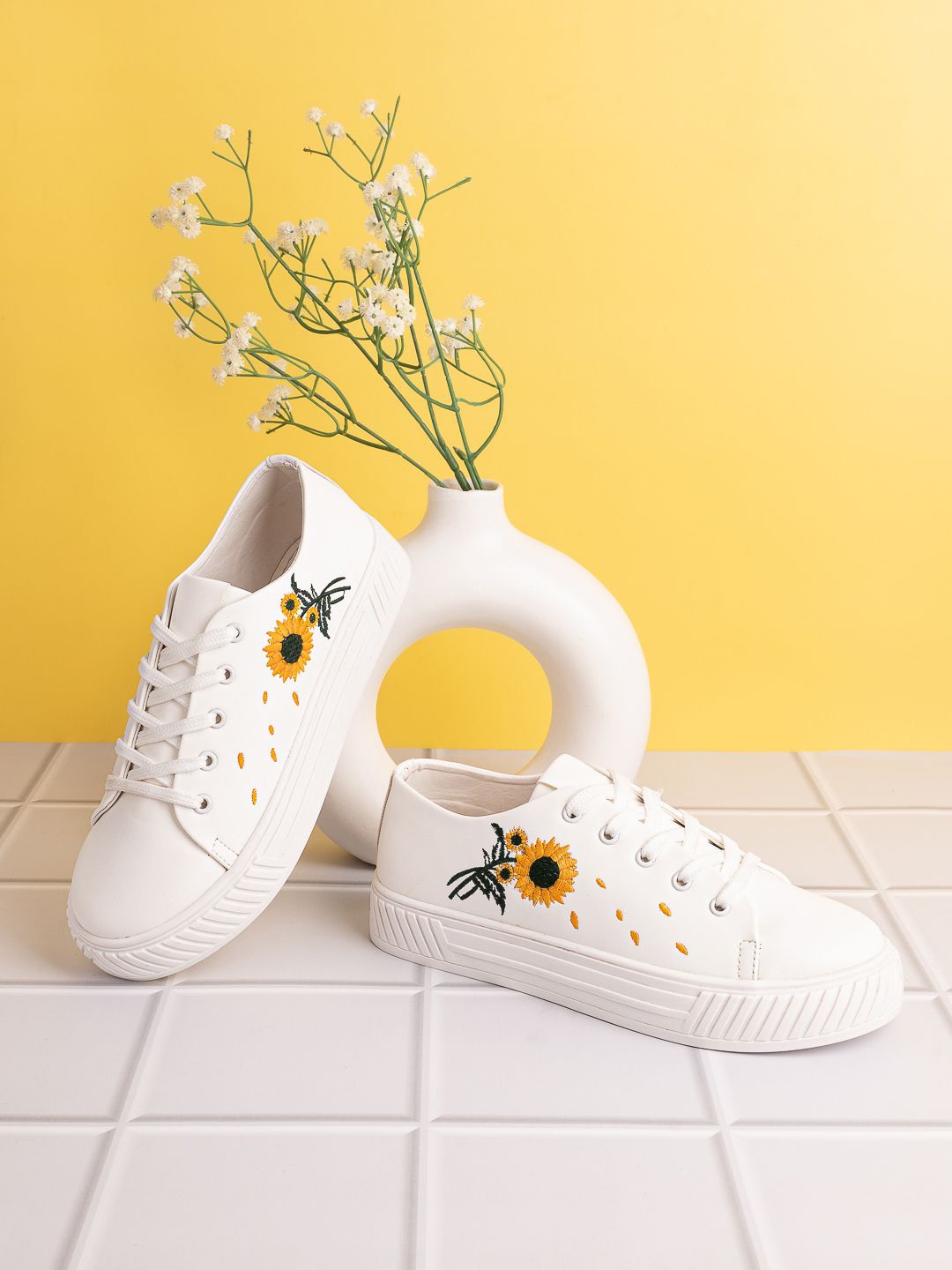 

DressBerry Women Embroidered Lightweight Lace-Ups Sneakers, White