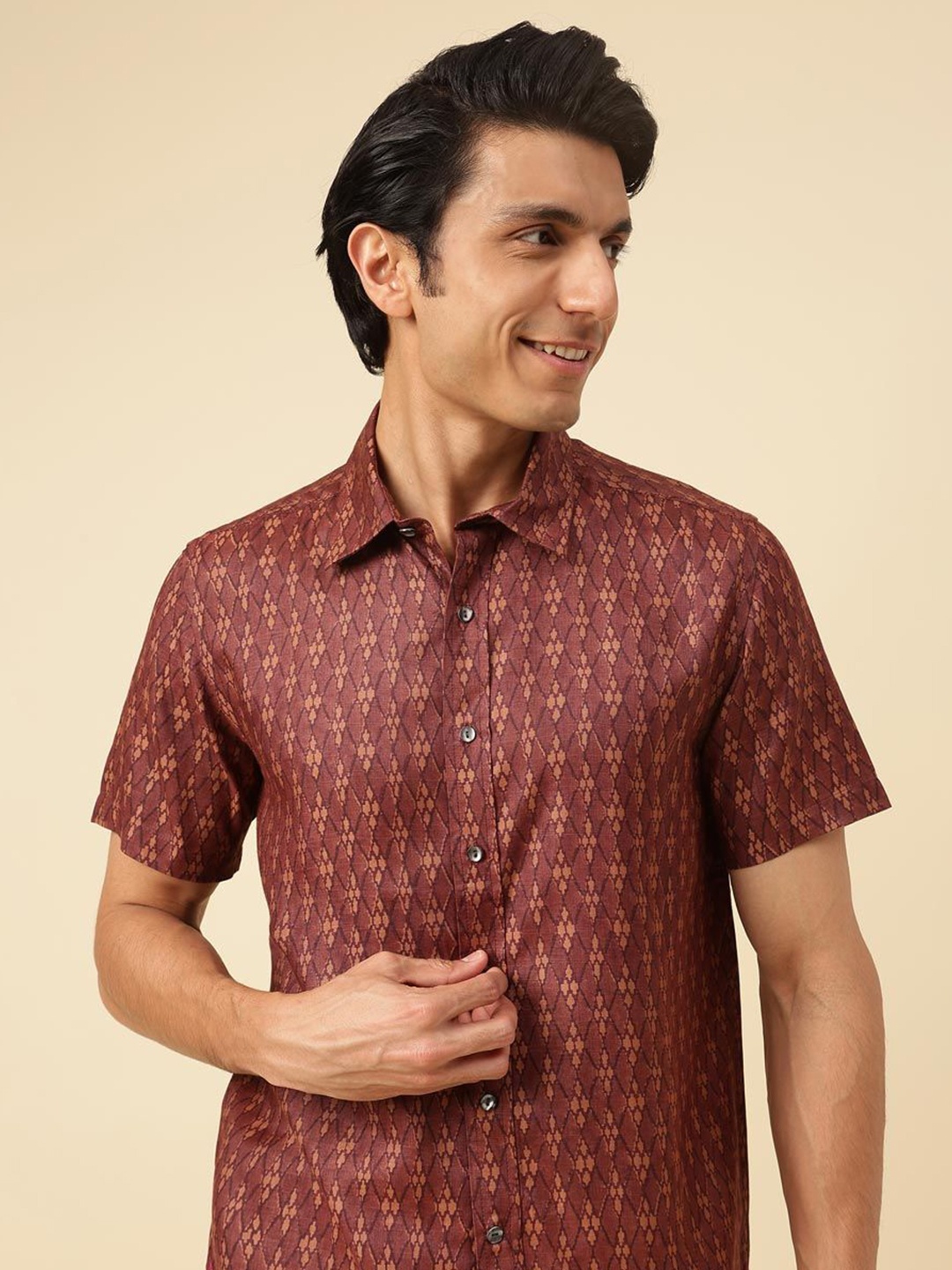 

Fabindia Men Straight Geometric Printed Spread Collar Casual Shirt, Maroon